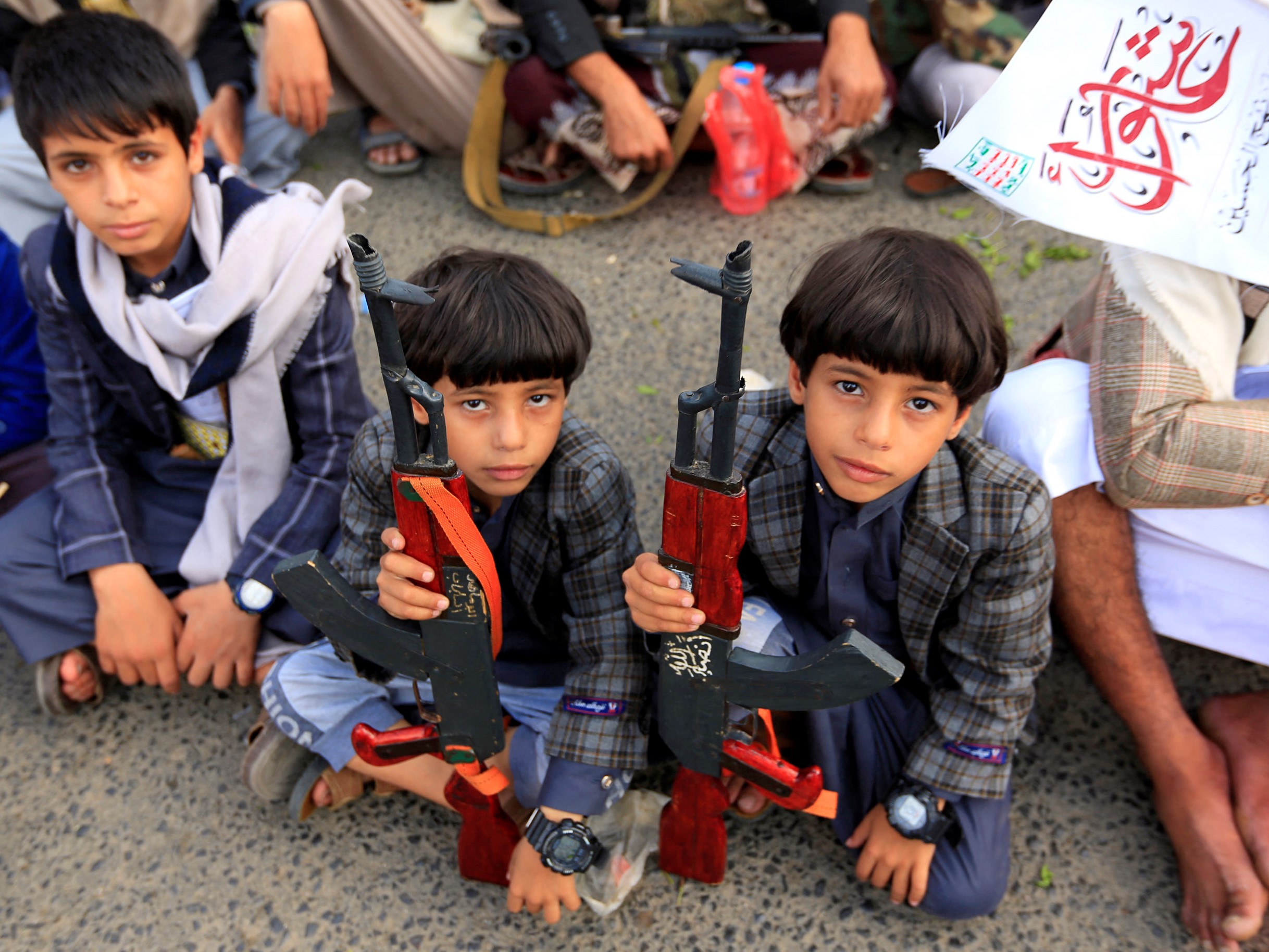 Anak-anak Yaman memegang senjata mainan ketika muslim syiah pendukung pemberontak Huthi yang didukung Iran berkumpul pada Asyura.