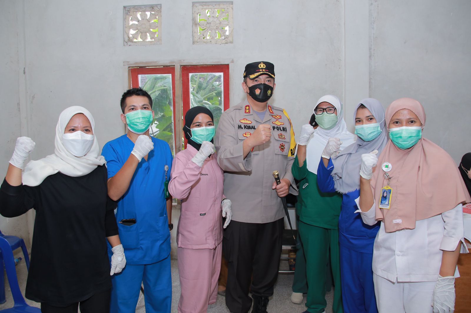 Kapolda NTB Inspektur Jenderal M Iqbal saat menyemangati tenaga kesehatan