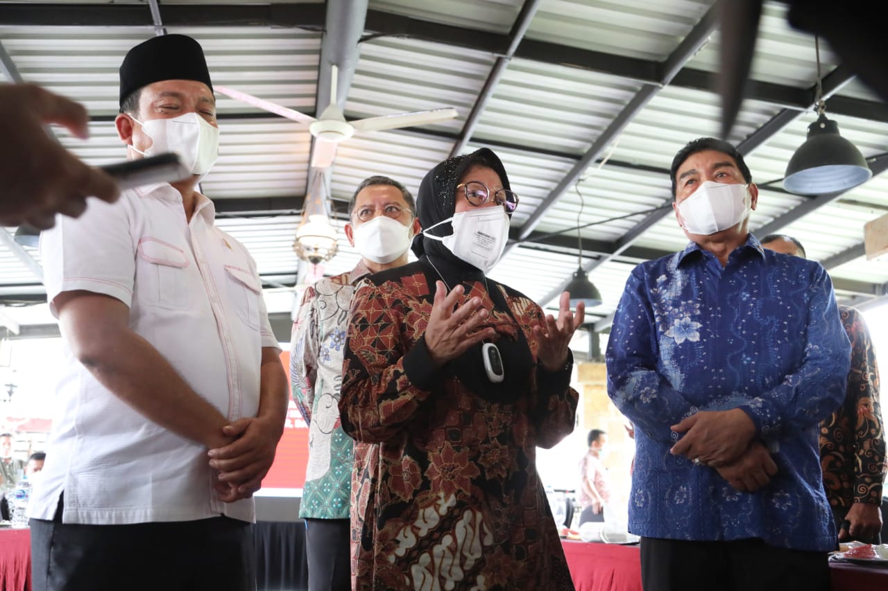 Menteri Sosial Tri Rismaharini mengunjungi akselerasi penyaluran bansos di Kota Pekanbaru, Riau, Selasa (31/8).