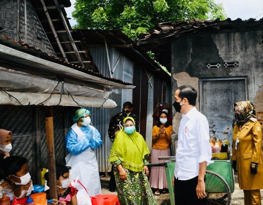 Presiden Jokowi saat meninjau vaksinasi door to door di wilayah Klaten, Jawa Tengah.