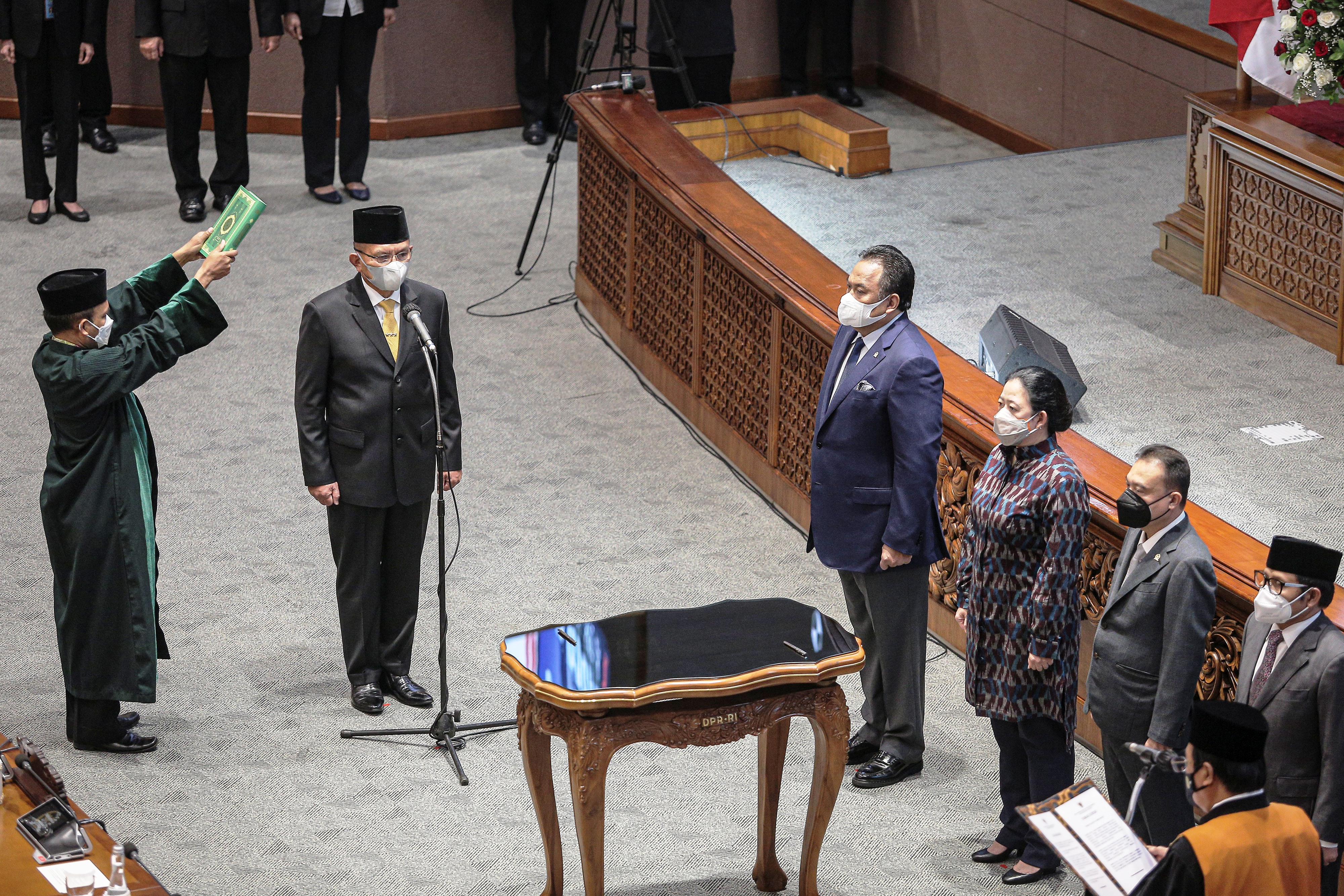 Ketua DPR Puan Maharani (kanan) menerima SK pengajuan Lodewijk Paulus dari Ketua Umum DPP Partai Golkar Airlangga Hartarto.