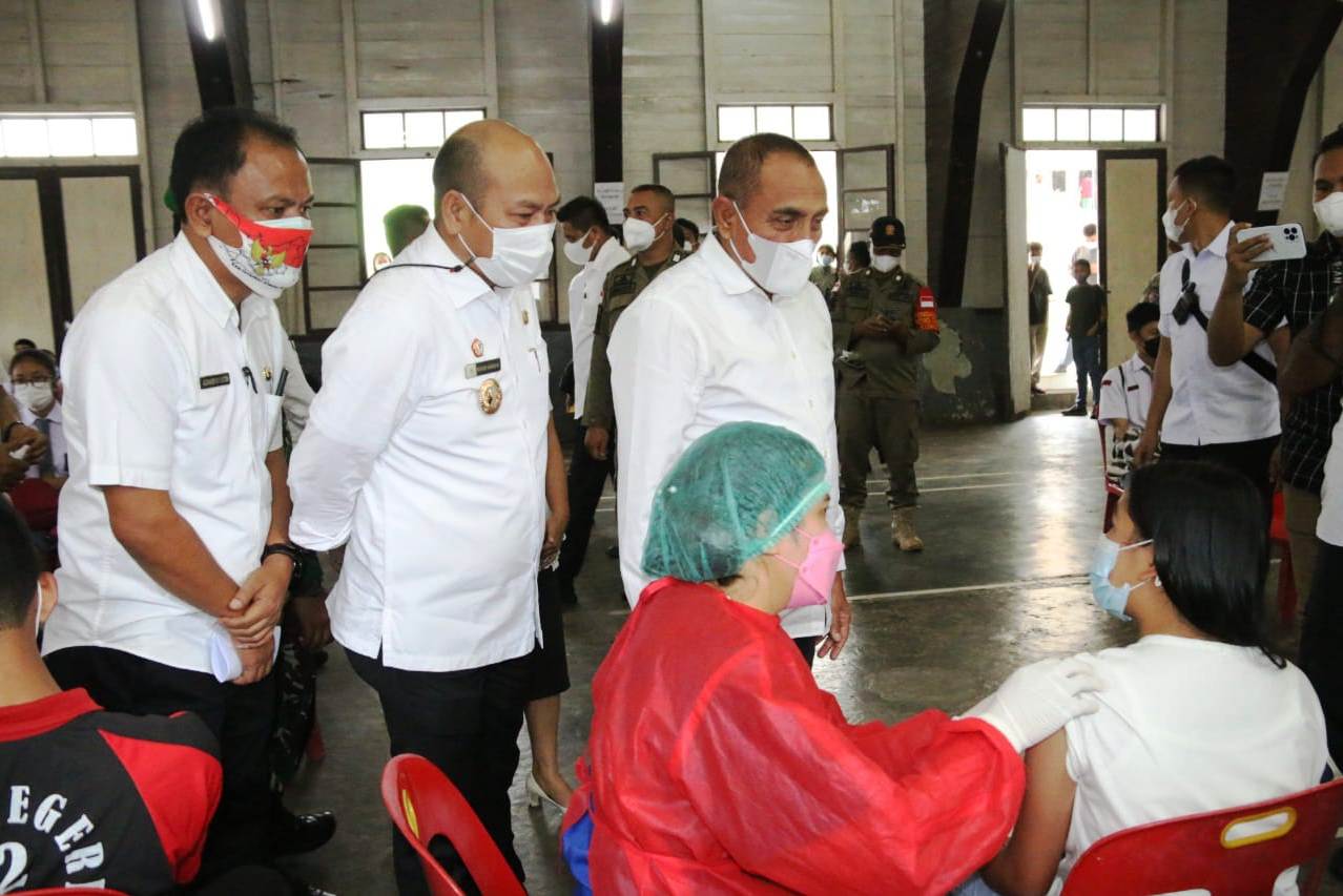 Bupati Tapanuli Utara Nikson Nababan (tengah) mendampingi Gubernur Sumatera Utara Edy Rahmayadi saat meninjau pelaksanaan vaksinasi masal.