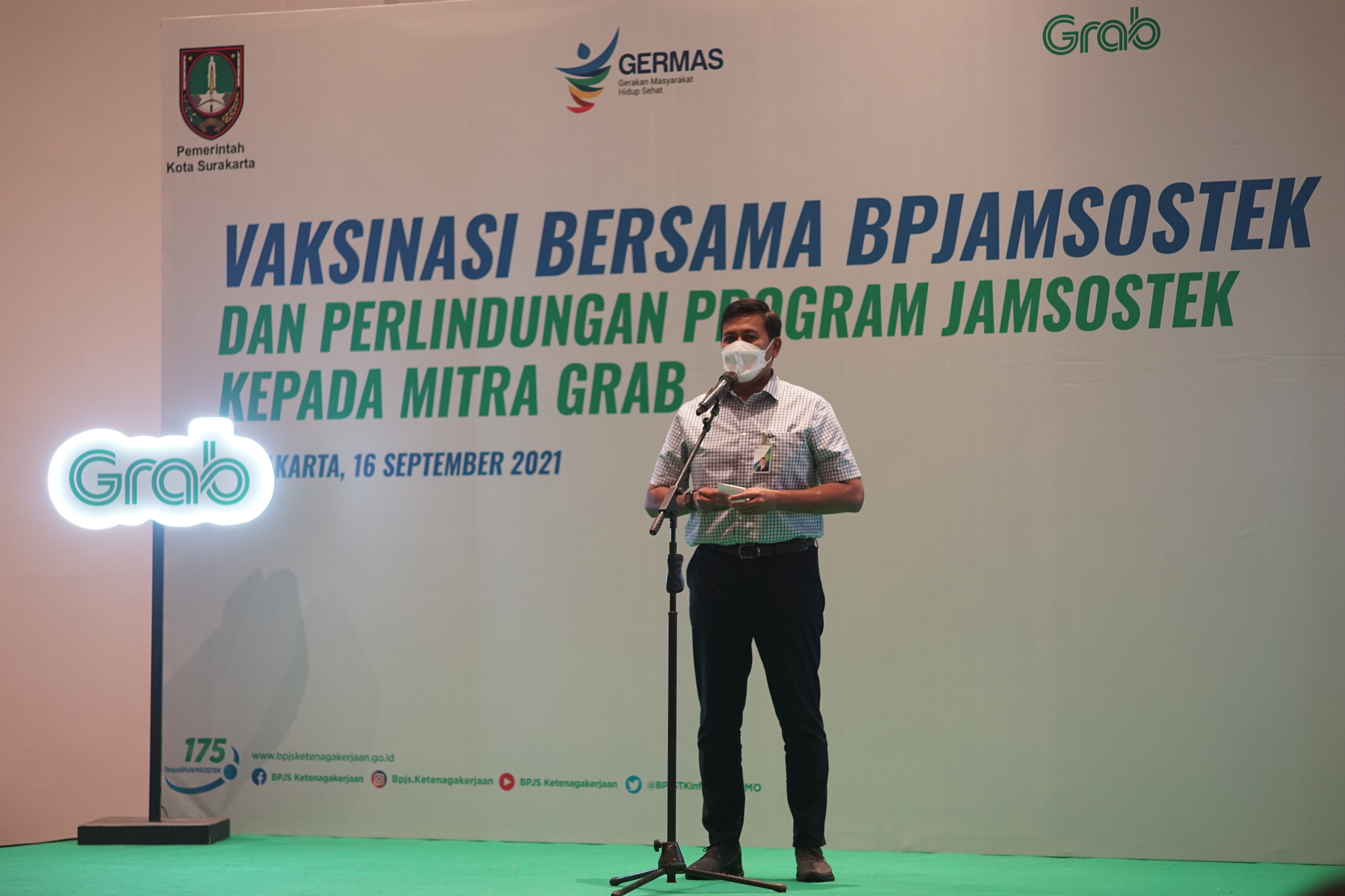 Direktur Utama BPJAMSOSTEK, Anggoro Eko Cahyo memberi sambutan dalam kegiatan Vaksinsi Bersama BPJAMSOSTEK. 