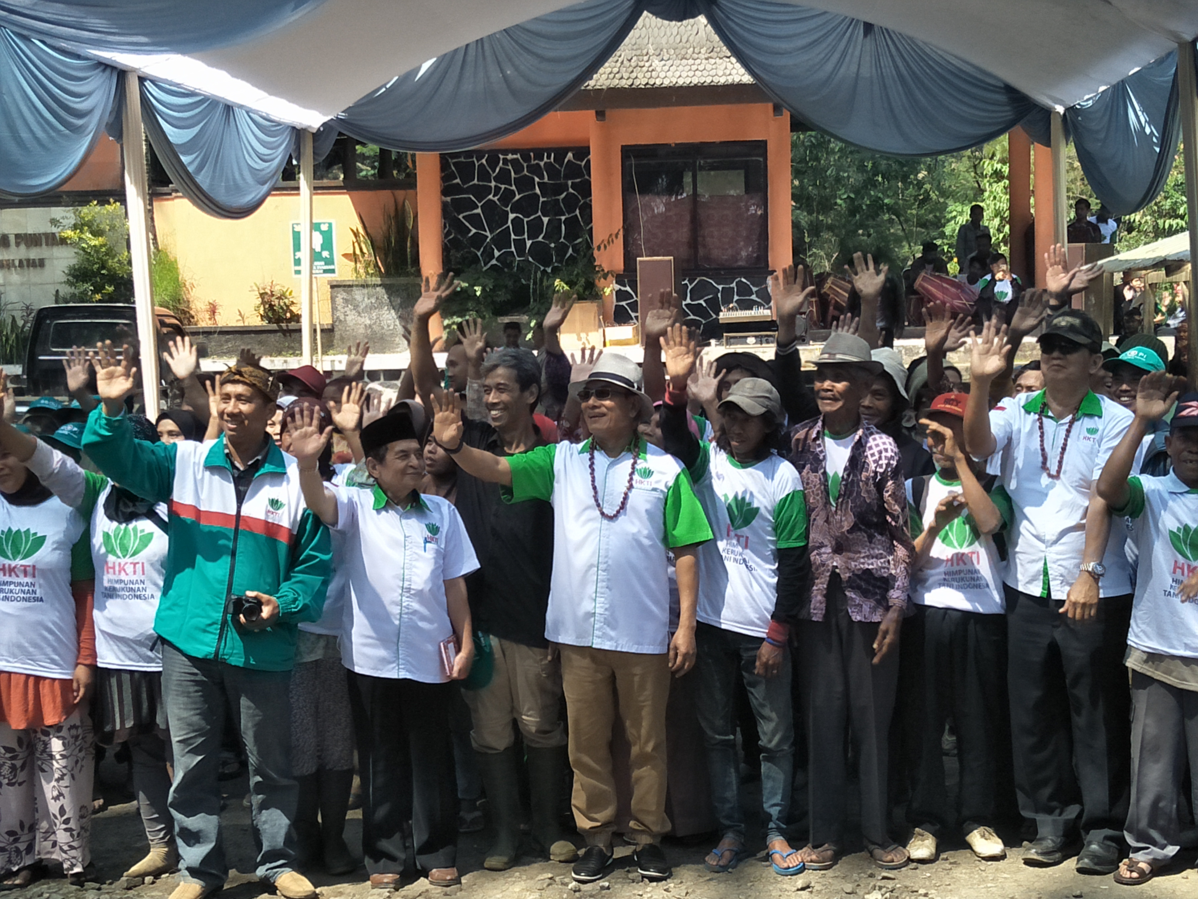 Ketua Himpunan Kerukunan Petani Indonesia, Moeldoko (tengah) usai memanen kopi di kebun kopi Gunung Puntang, Bandung bersama masyarakat.