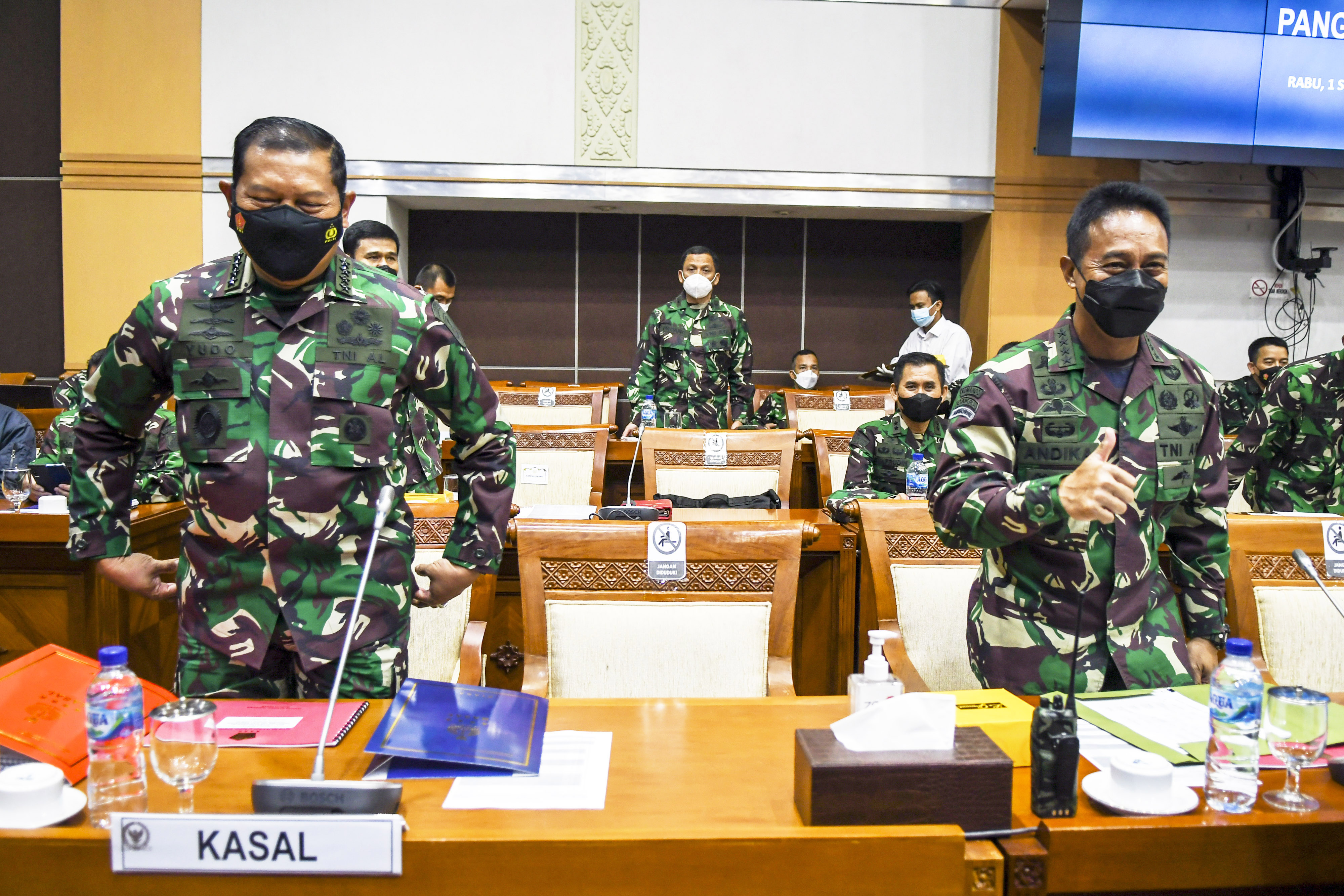 Kasal Laksamana TNI Yudo Margono (kiri) dan Kasad Jenderal TNI Andika Perkasa saat rapat dengan Komisi I DPR di Kompleks Parlemen, Jakarta. 