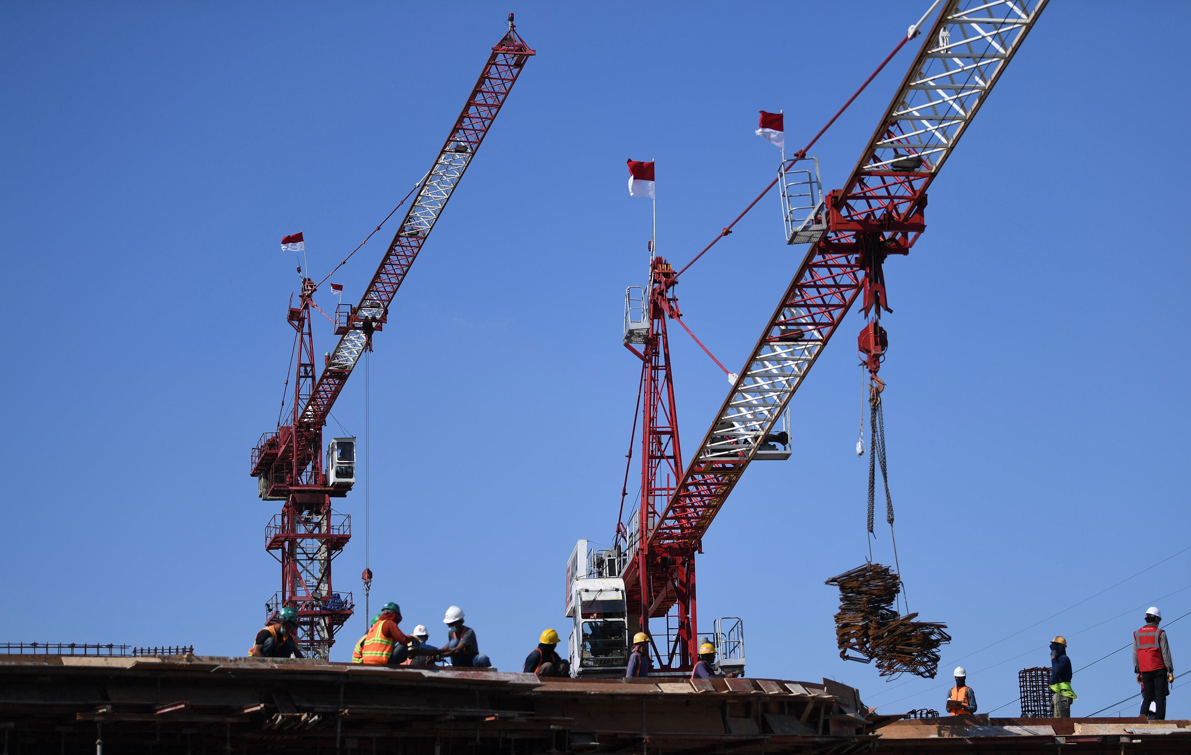 Pekerja menyelesaikan pembangunan Pasar Senen Jaya di Jakarta.