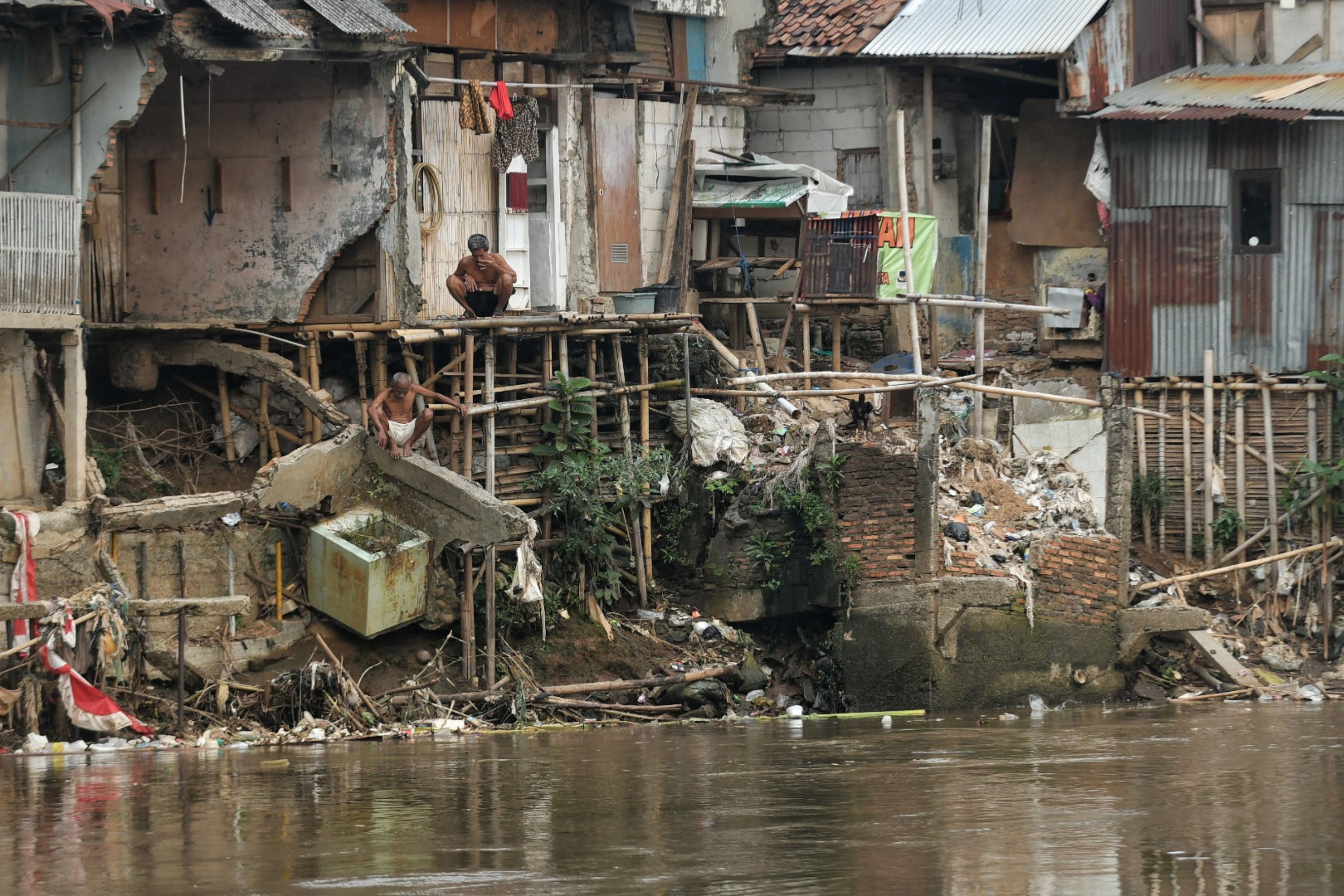 Potret deretan rumah di bantaran Kali Ciliwung, Manggarai, Jakarta.