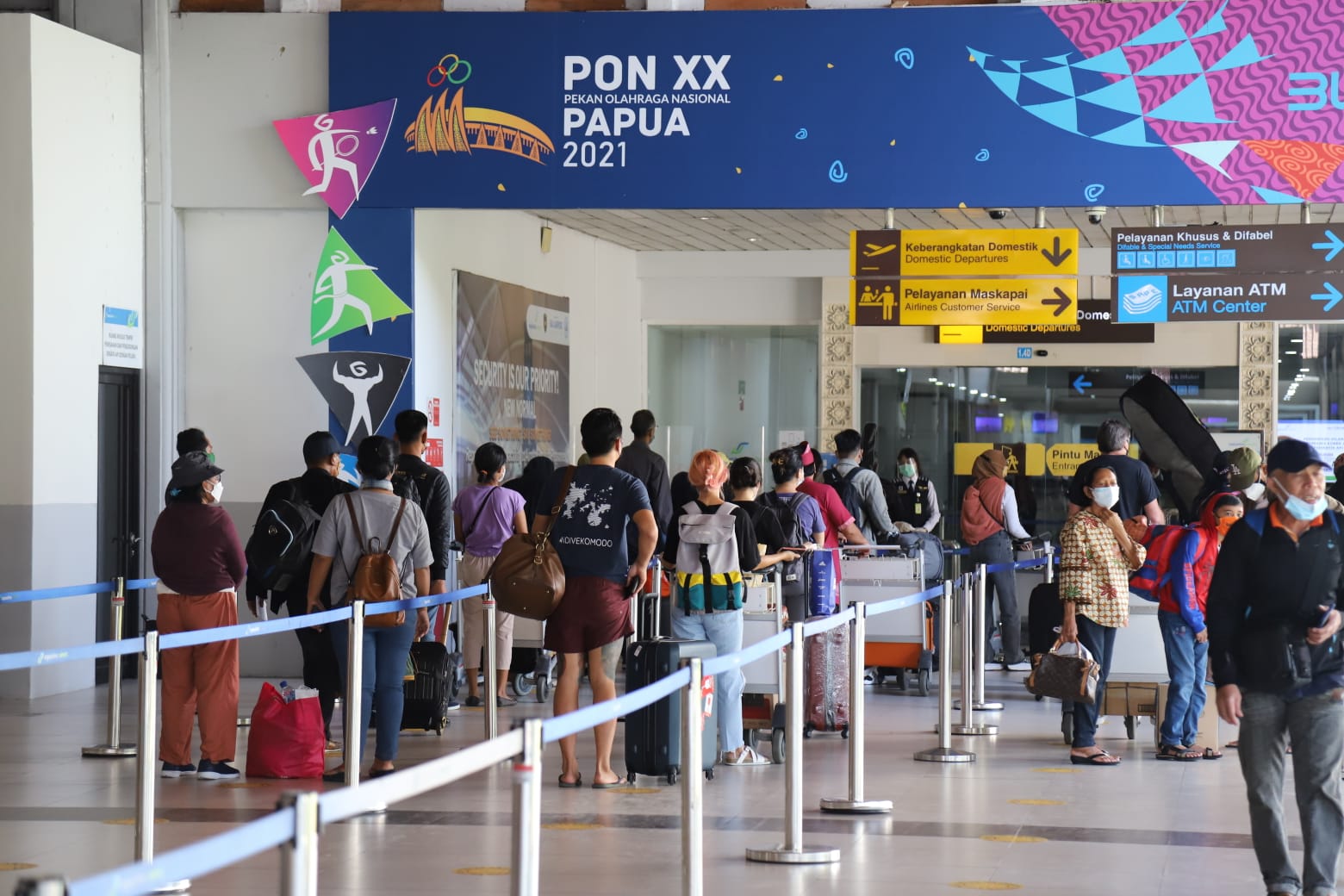 Calon penumpang di Bandara Ngurah Rai, Bali. 