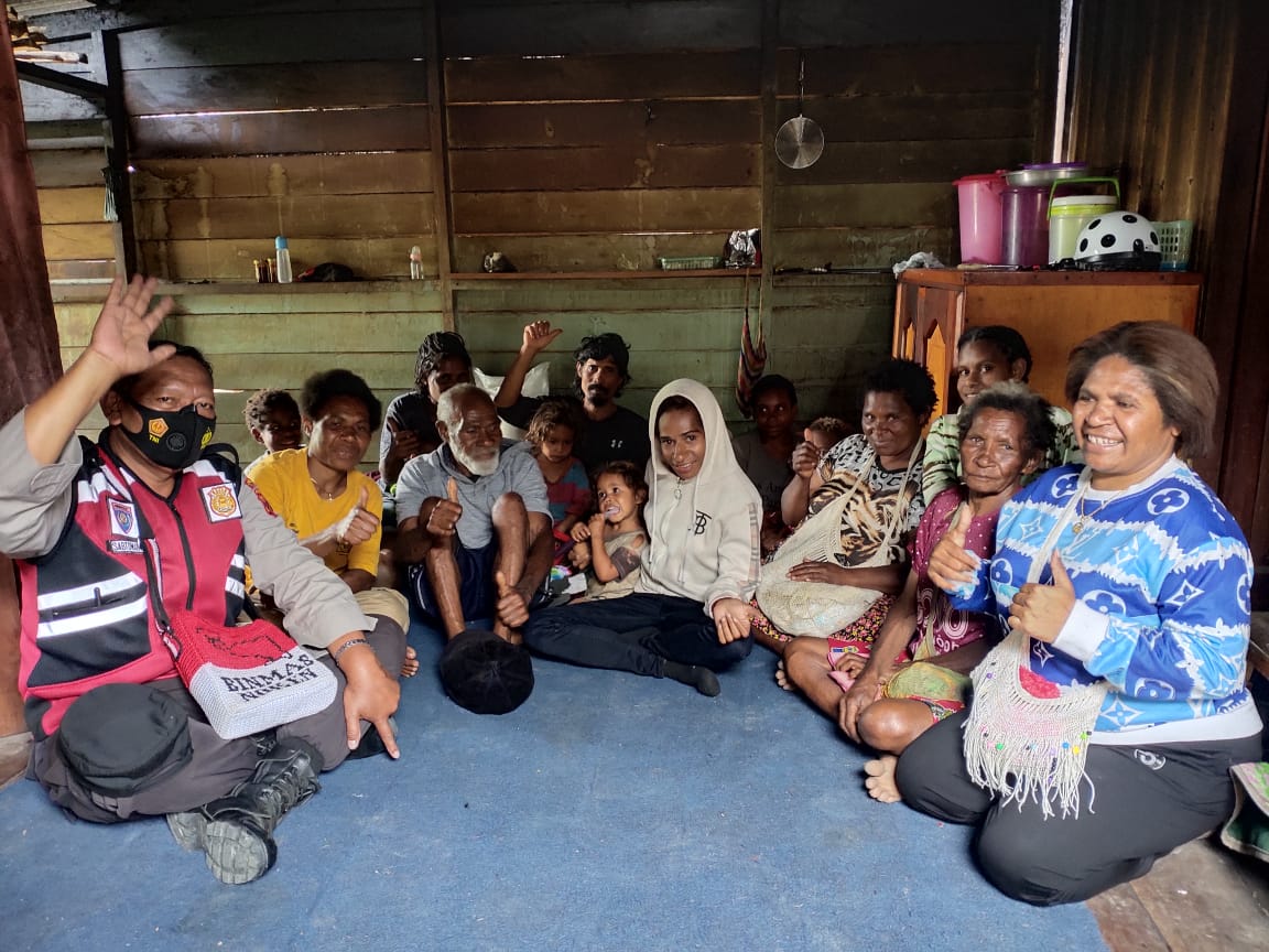 Kegiatan trauma healing untuk pengungsi Kiwirok yang dialkukan anggota Polri di Oksibil, Papua.
