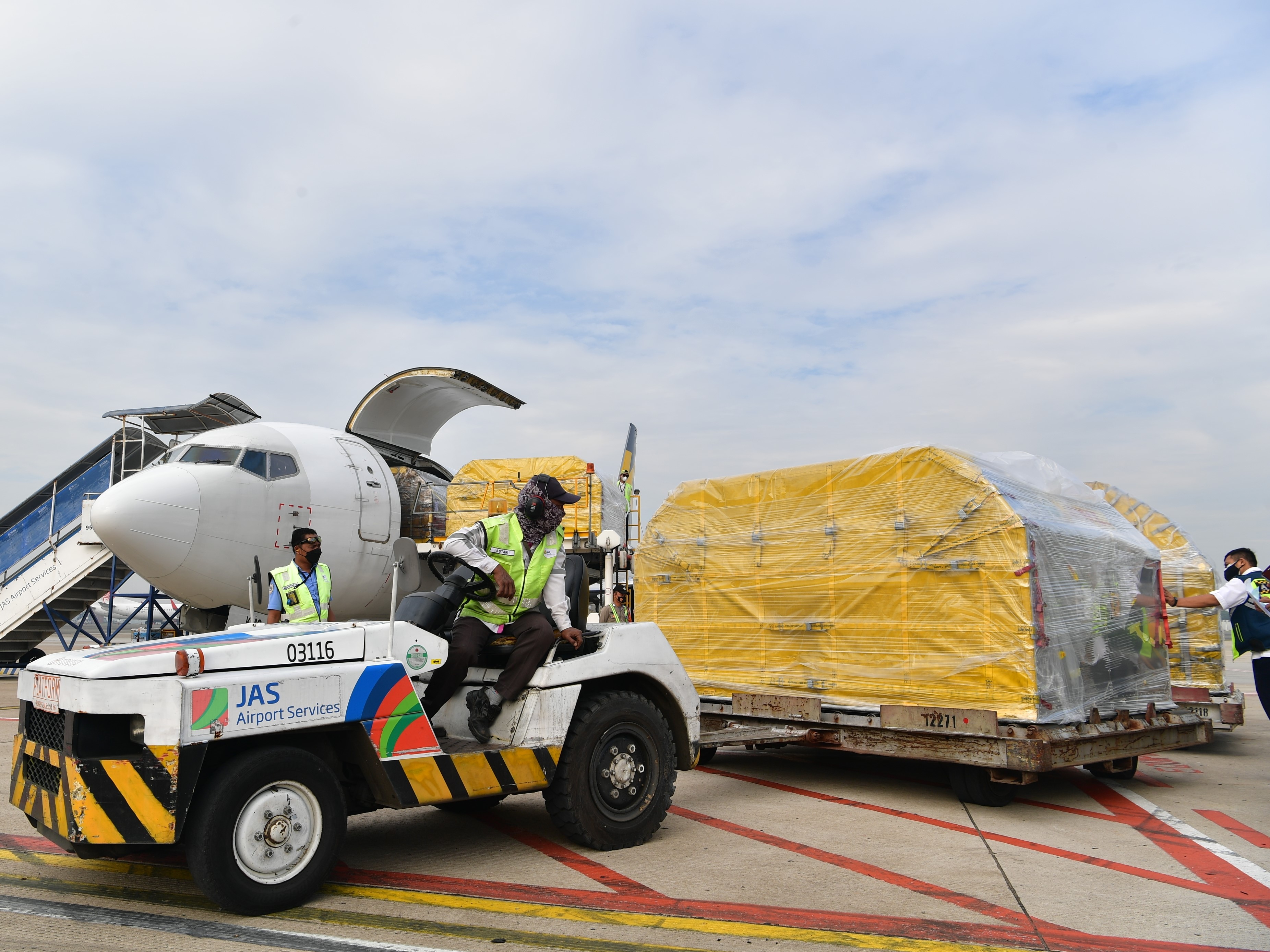 Realisasi vaksinasi untuk kelompok masyarakat lansia baru sekitar 26,43% untuk dosis 1 dan 18,73% untuk dosis 2.