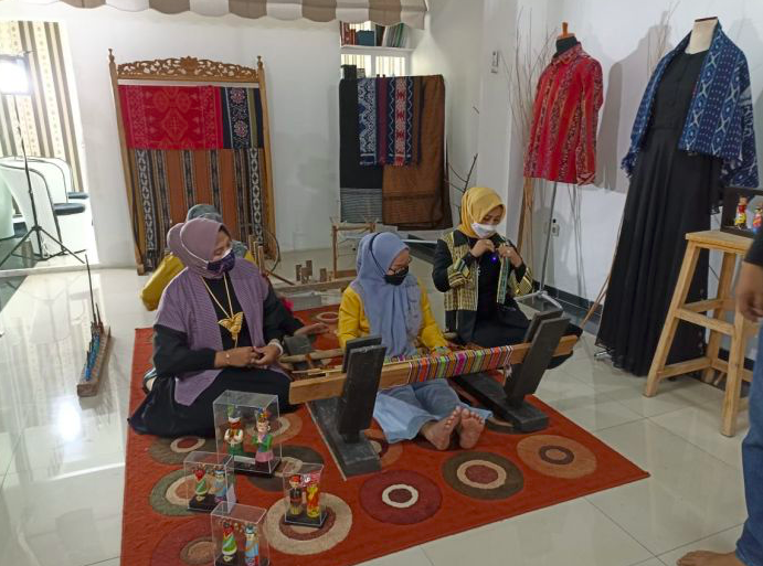 Elemwe tengah mengembangkan kreativitasnya dengan membentuk komunitas tenun Jakarta.