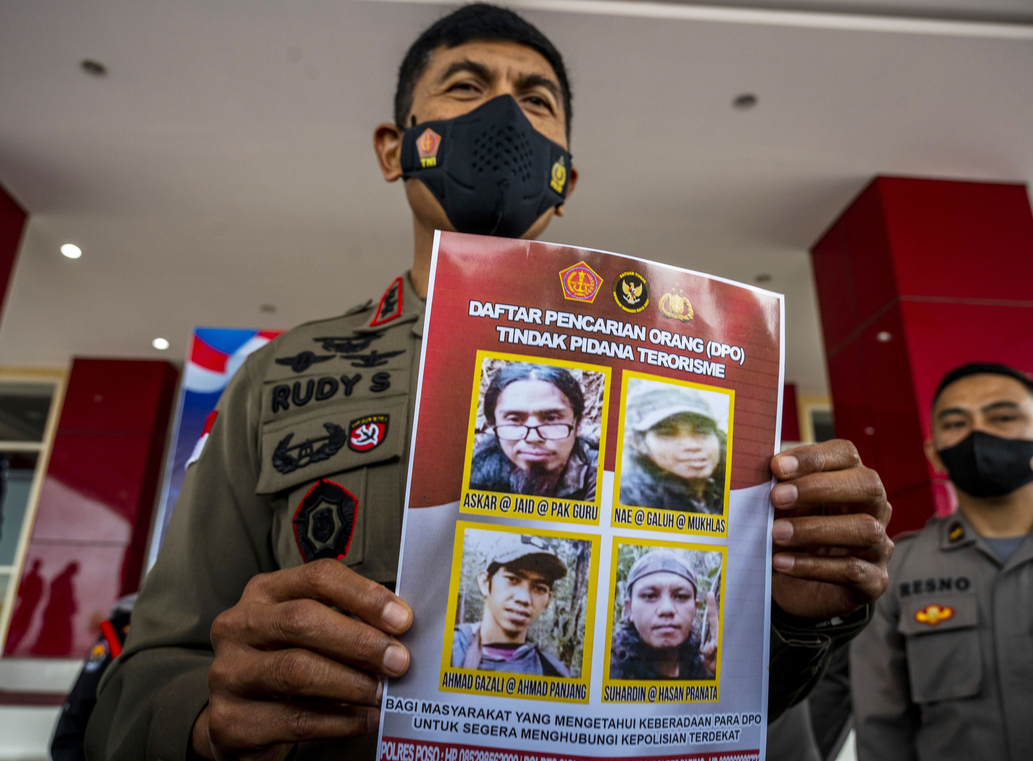 Kapolda Sulteng Irjen Rudy SUfahriady menunjukkna foto 4 DPO Kelompok MIT yang masih buron