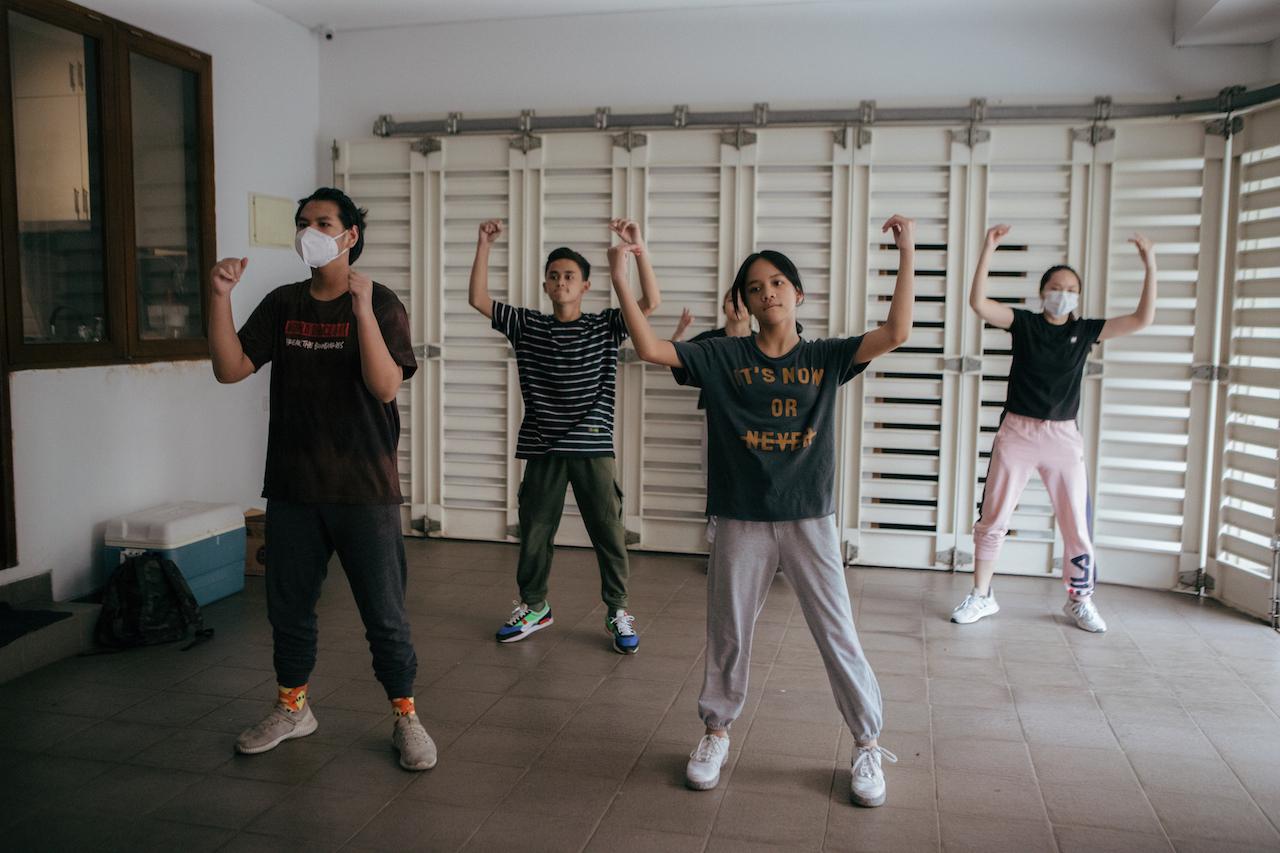 Proses latihan Konser Virtual Bahasa Cinta Neona yang akan diselenggarakan pada Minggu (12/9) pukul 14.00 WIB di Loket Live.