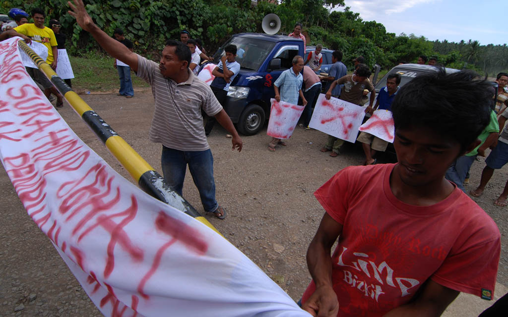 TOLAK TAMBANG EMAS: Sejumlah warga Kalinau membawa poster dan spanduk saat melakukan aksi tolak pertambangan emas oleh perusahaan swasta.