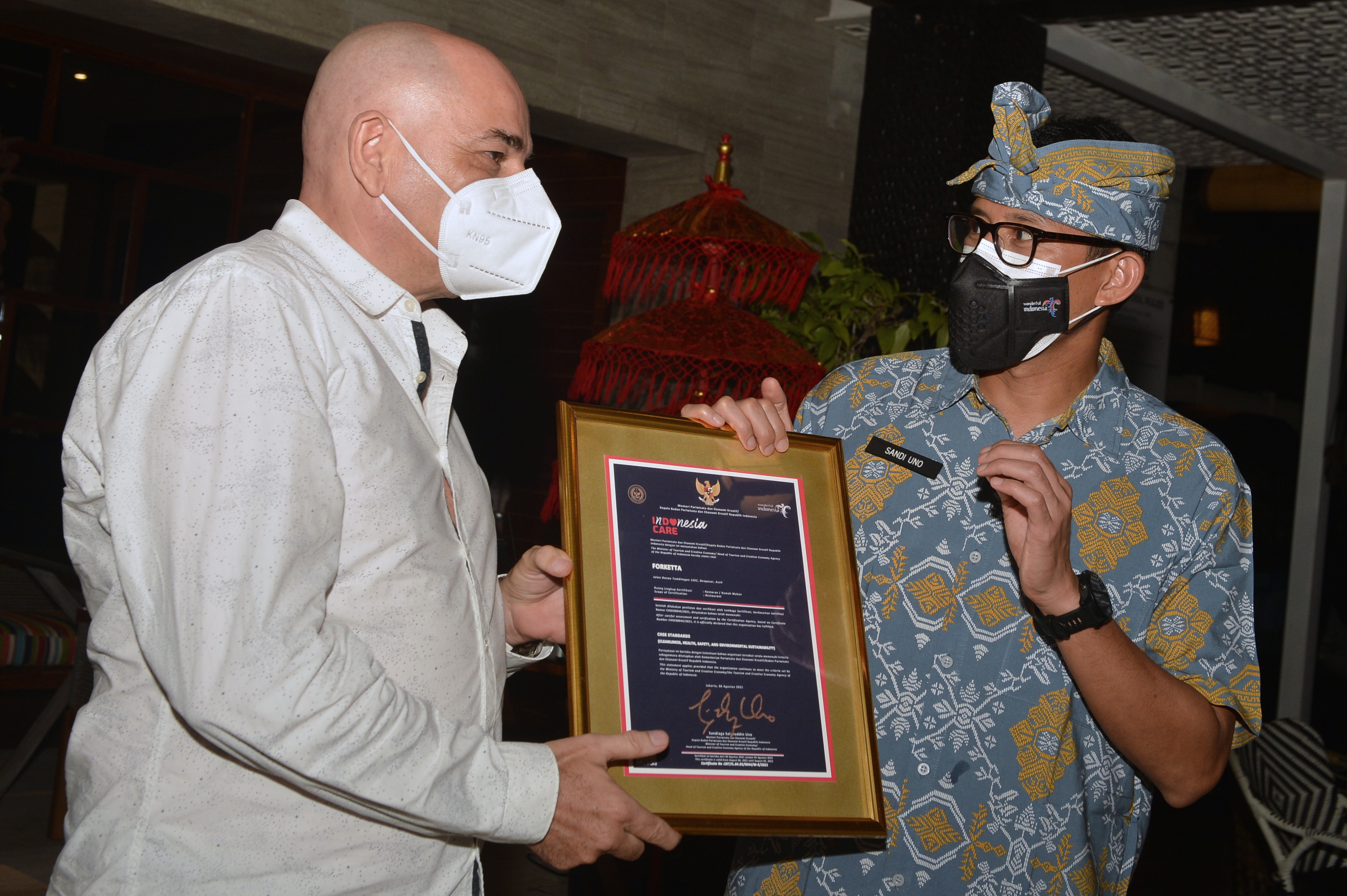 Menparekraf Sandiaga Uno memberikan sertifikat I Do Care pada pelaku pariwisata yang telah menerapkan CHSE