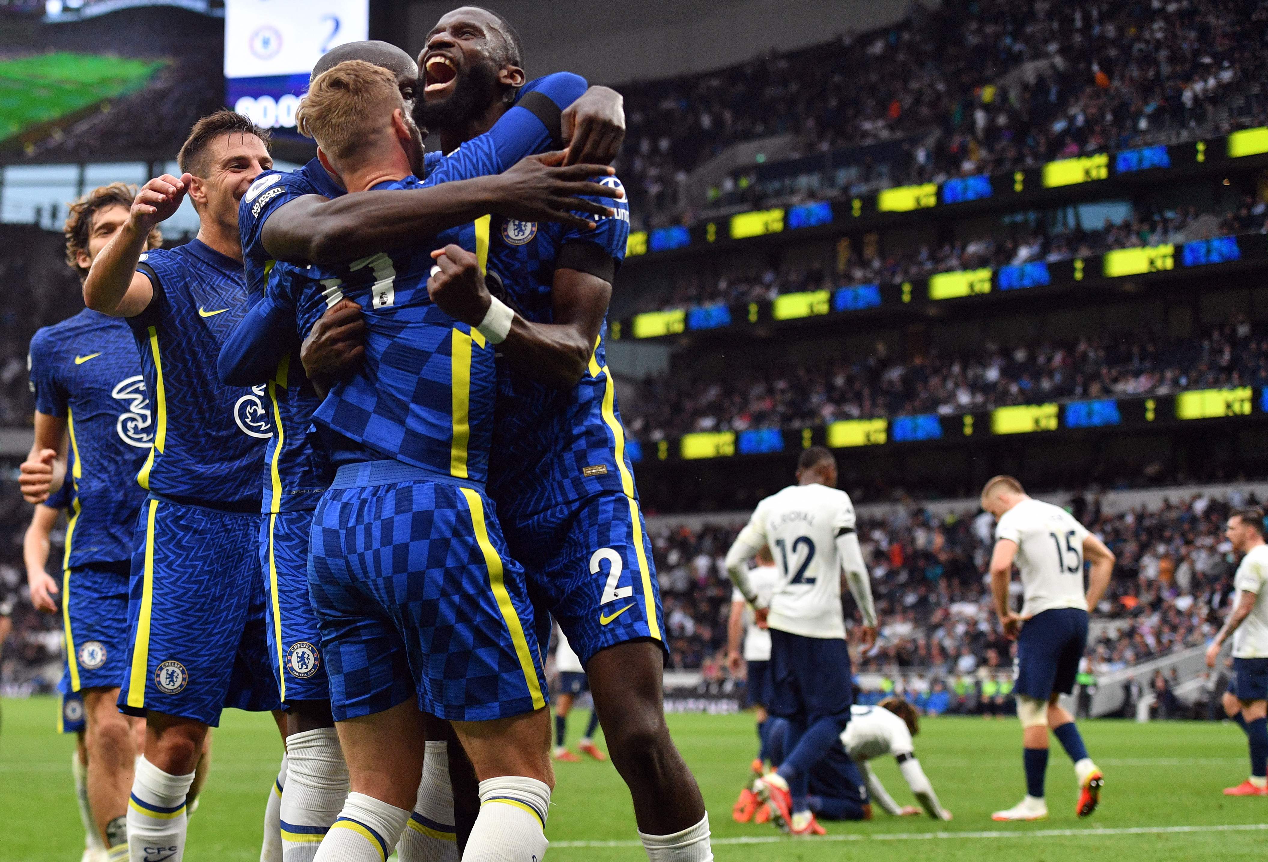 Bek Chelsea Antonio Rudiger (kanan) melakukan selebrasi usai mencetak gol ke gawang Tootenham Hotspur di laga Liga Primer Inggris.