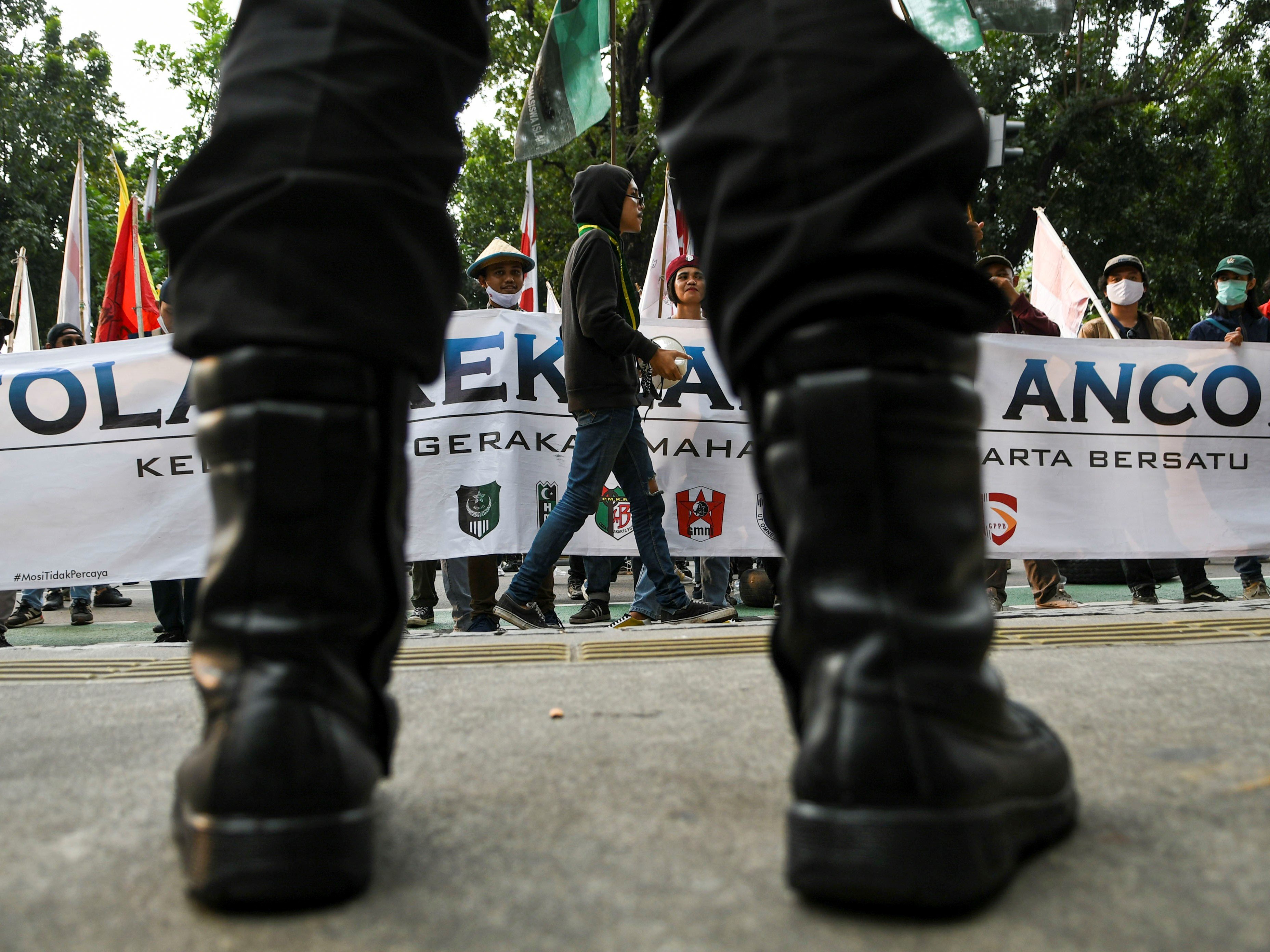 Sejumlah mahasiswa yang tergabung dalam Gerakan Nasional Tolak Reklamasi melakukan aksi di depan Balai Kota Jakarta.