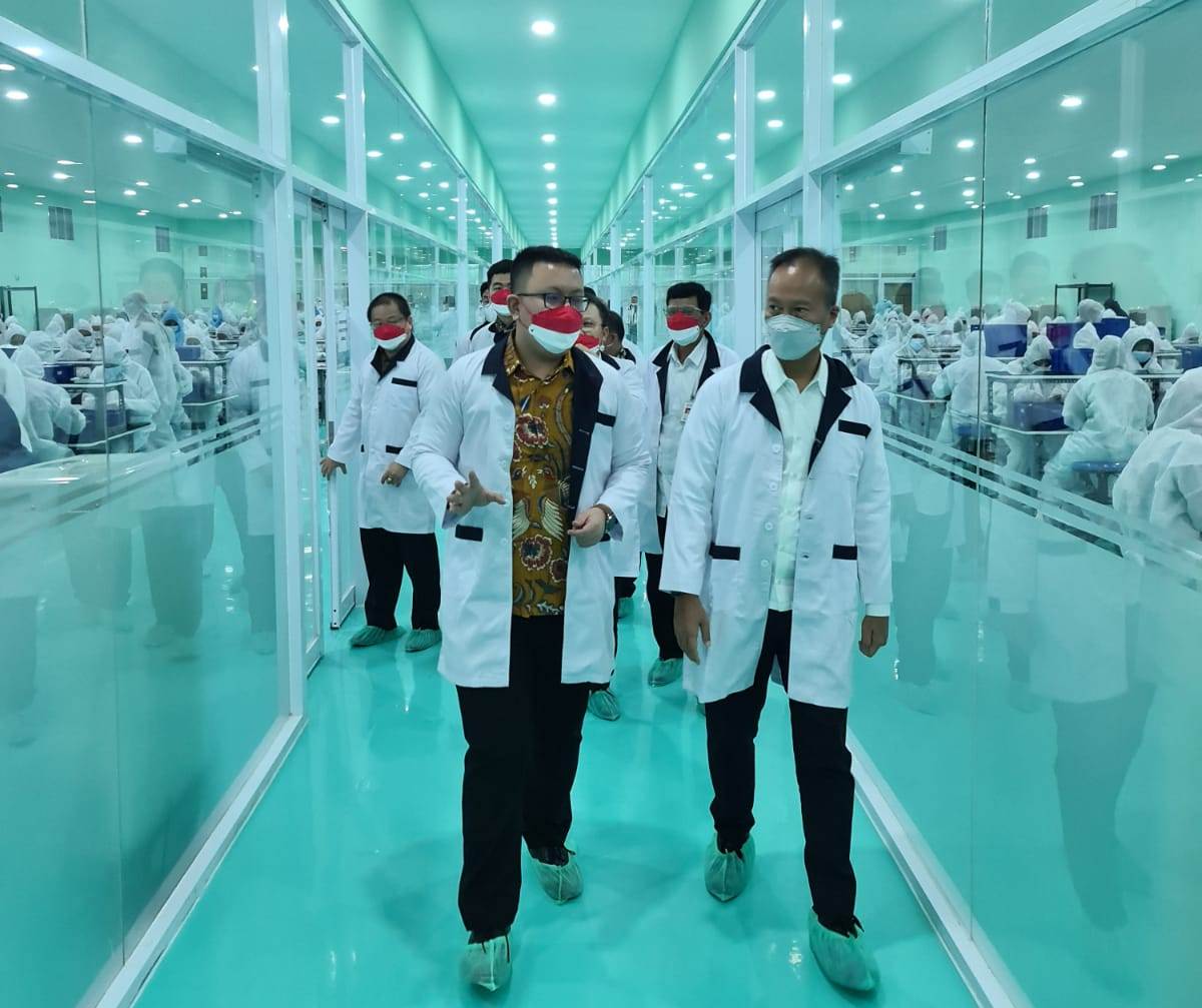 Menperin Agus Gumiwang Kartasasmita (kiri) mengunjungi pabrik PT PT Taishan Alkes Indonesia di Jakarta, Selasa, (7/9).