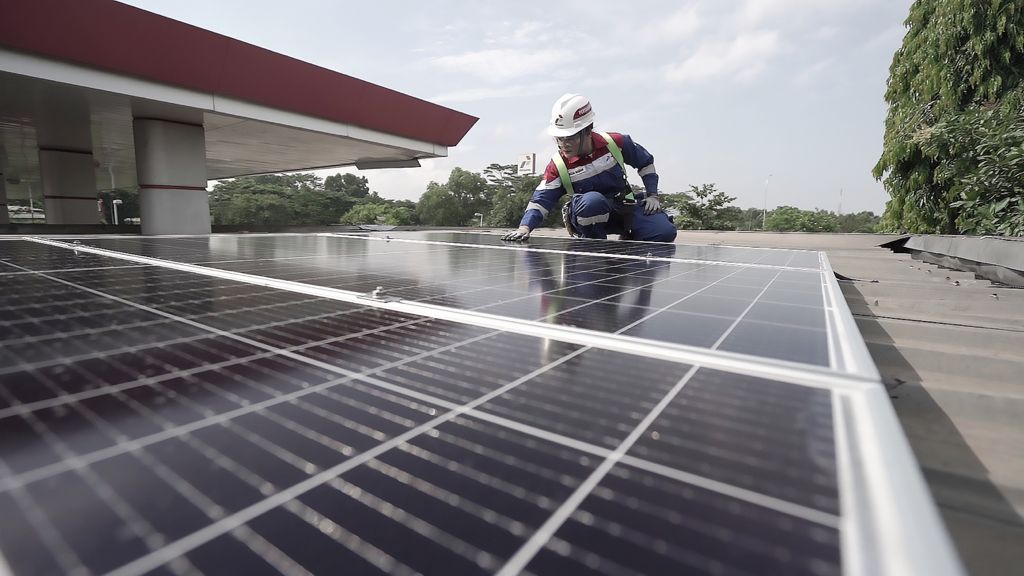 Pembangkit listrik tenaga Surya (PLTS) sebagai salah satu sumber energi mandiri digunakan dalam operasional SPBU ramah lingkungan Pertamina.