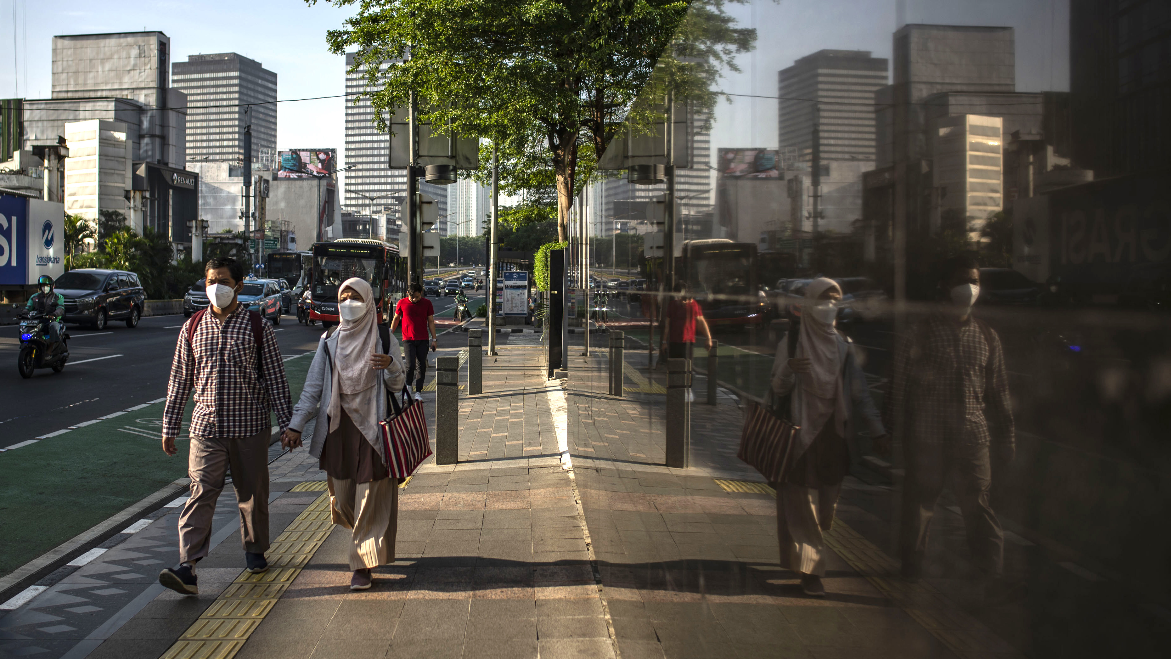 Sejumlah warga berjalan di Jakarta.