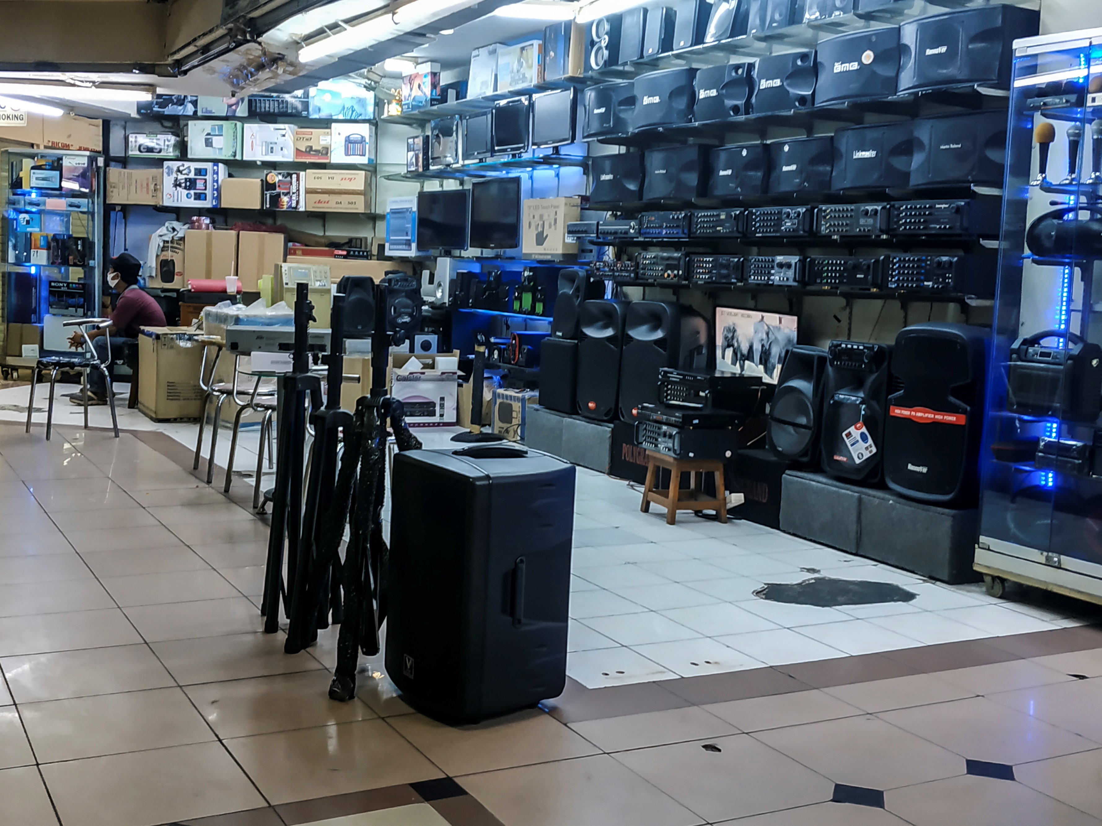 Pedagang elektronik menunggu calon pembeli di jembatan penghubung Pasar Glodok, Jakarta.