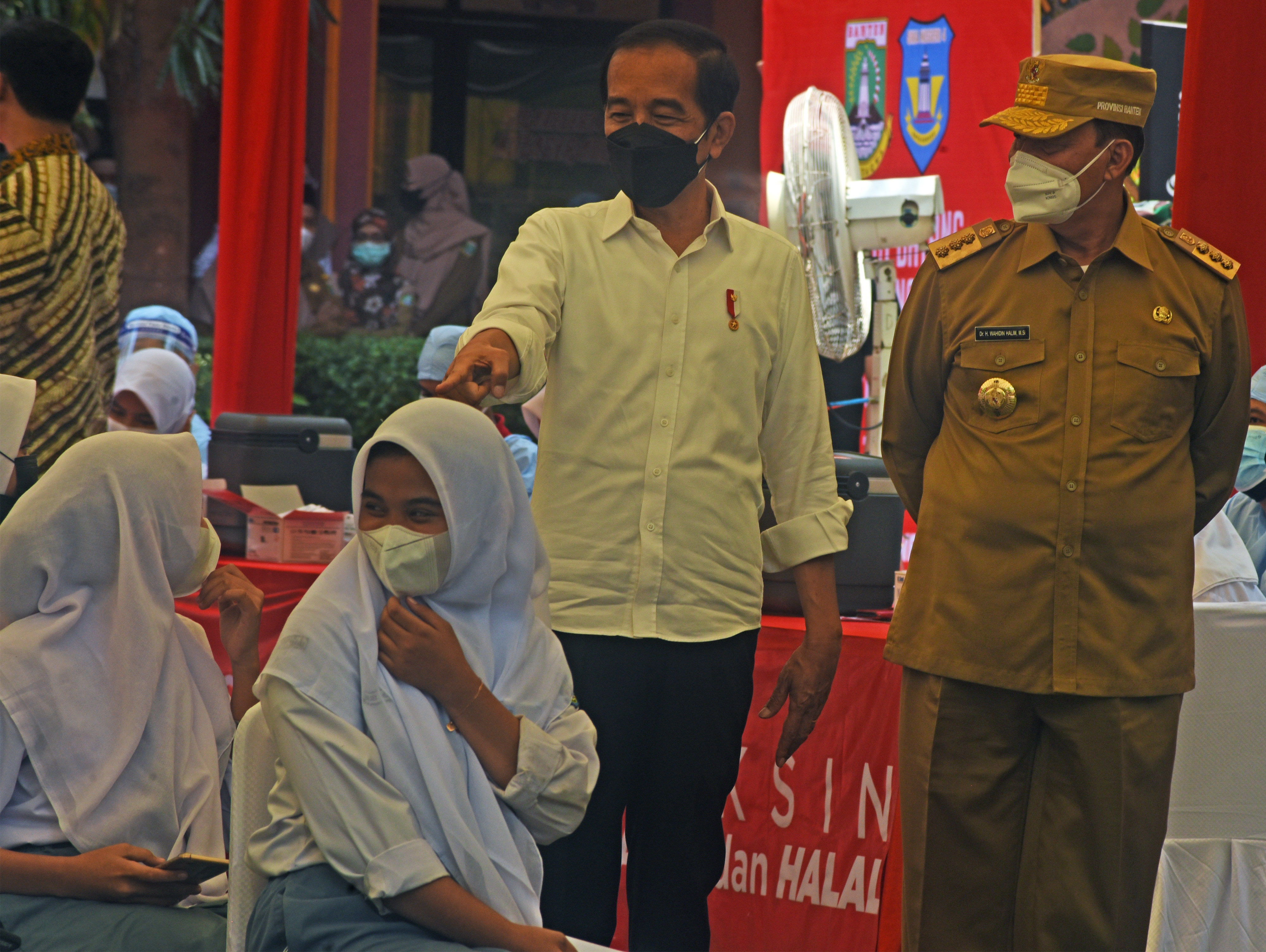 Presiden Jokowi saat meninjau vaksinasi covid-19 untuk pelajar di Banten.