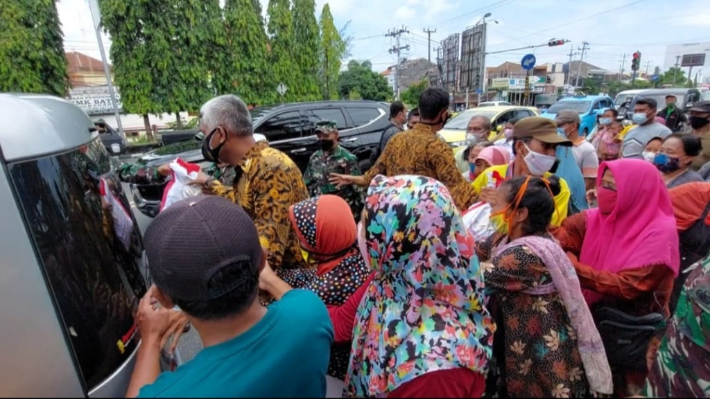 Sejumlah warga di Solo, Jawa Tengah, menerima paket sembako dari Presiden Joko Widodo
