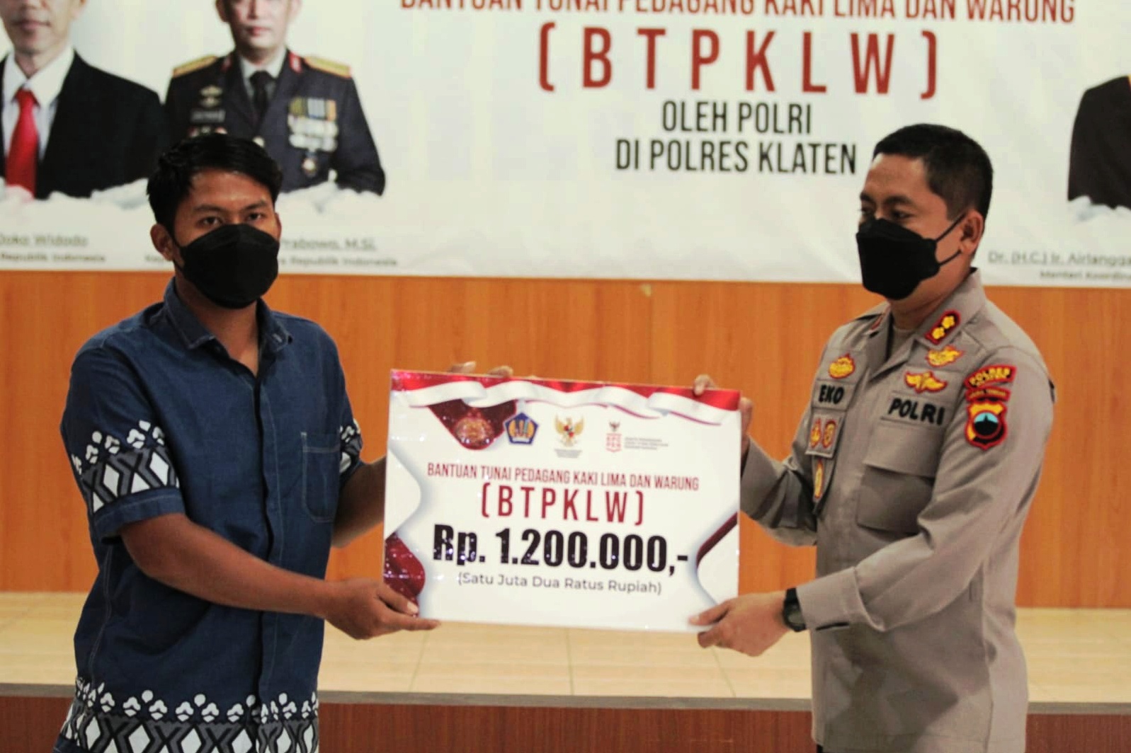 Kapolres AKB Eko Prasetyo menyerahkan dana program BTPKLW secara simbolis kepada salah satu pelaku usaha kecil di Klaten. 