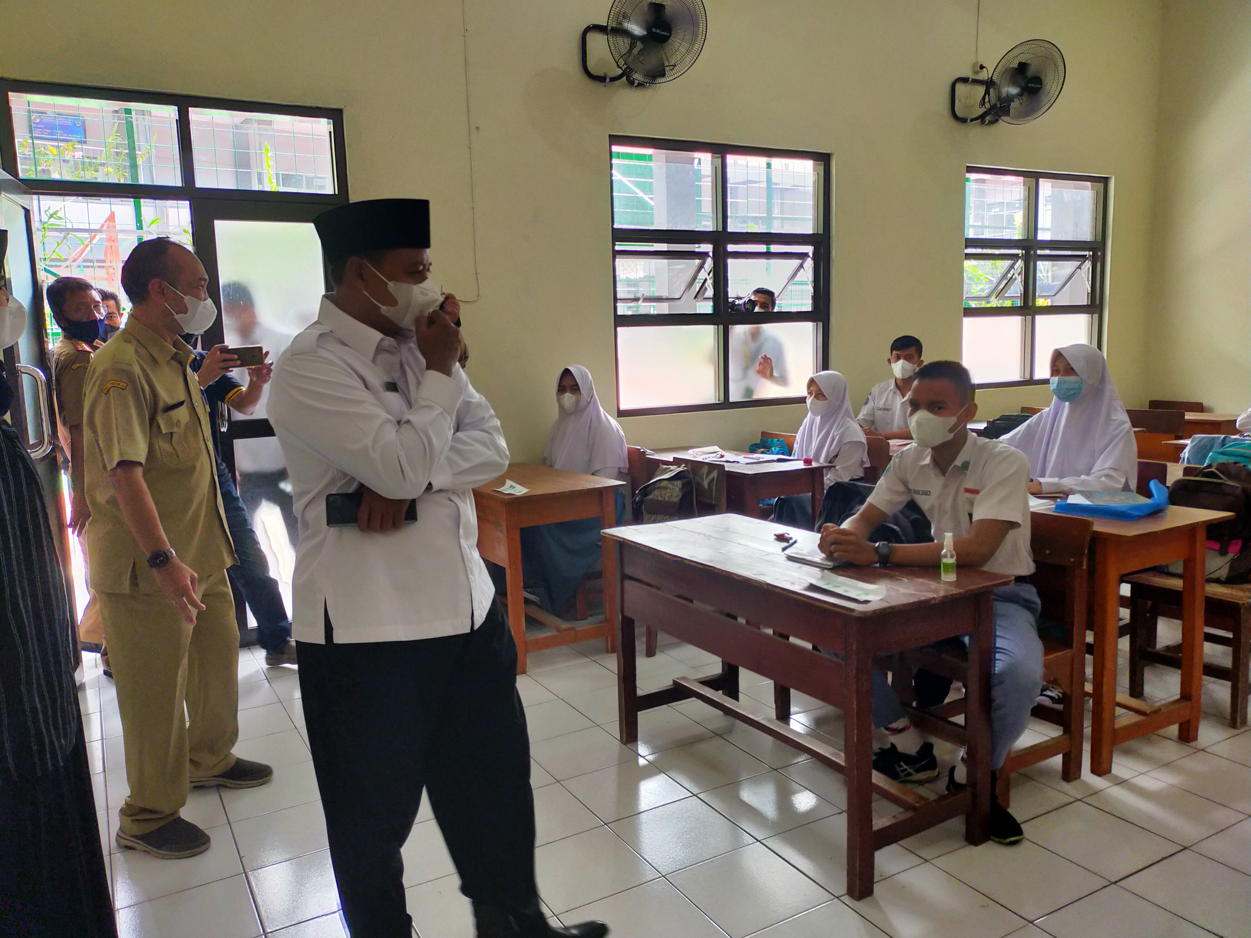 Wakil Gubernur Jabar, Uu Ruzhanul Ulum meninjau pelaksanan PTM diSMAN 5 Kota Tasikmalaya, Senin (20/9) 