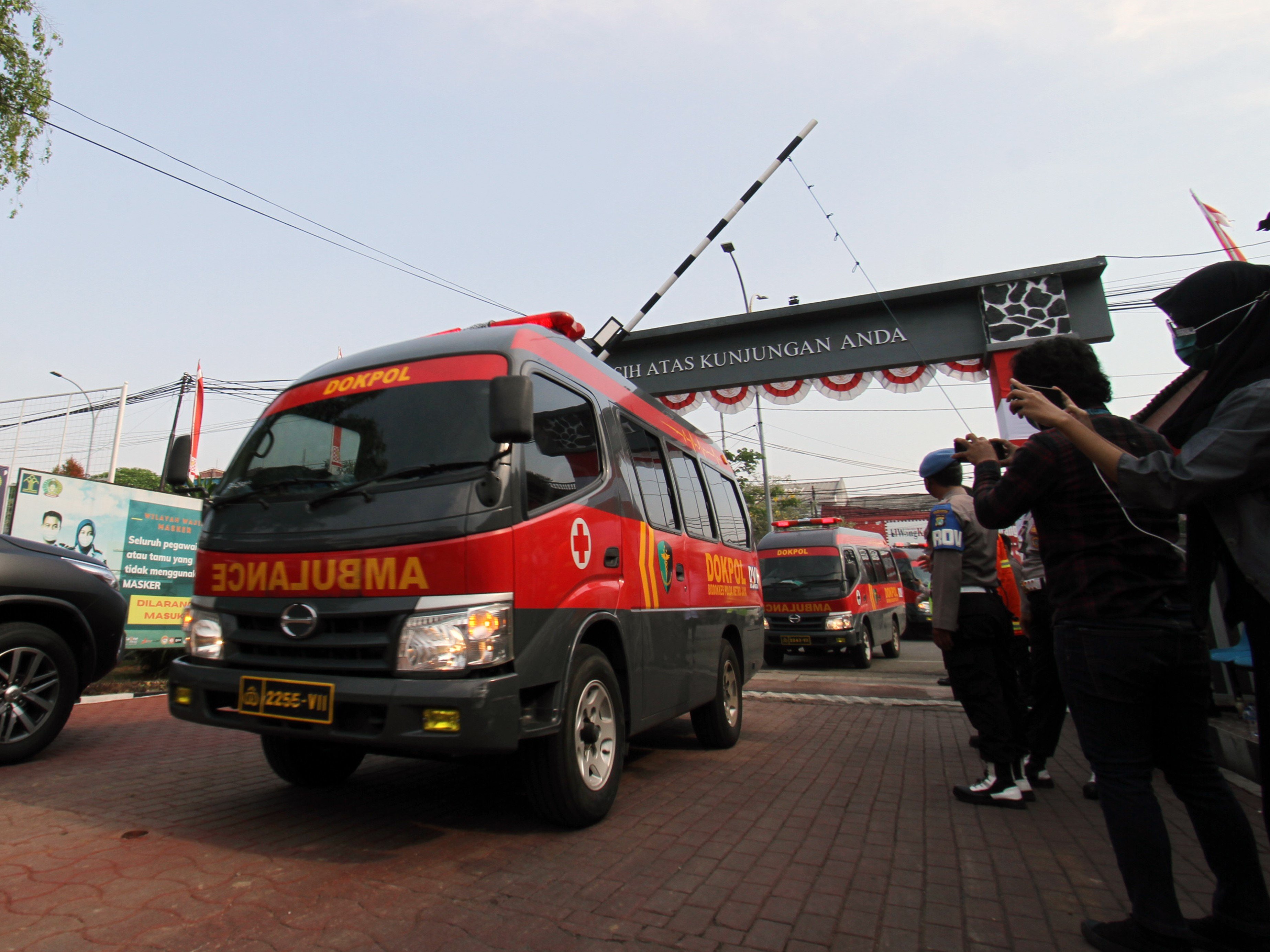 Puluhan mobil ambulans memasuki halaman LP untuk melakukan evakuasi korban kebakaran di LP Dewasa Klas 1 A Tangerang.