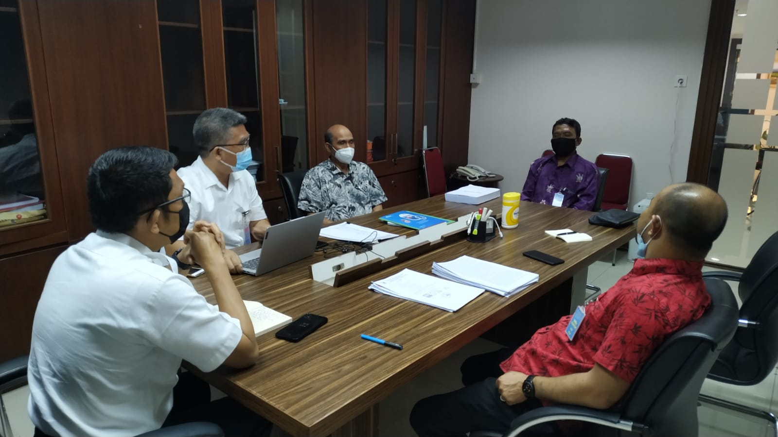 Perwakilan masyarakat Karimun mengadukan kasus tanah kepada Deputi 2 KSP Abetnego Tarigan