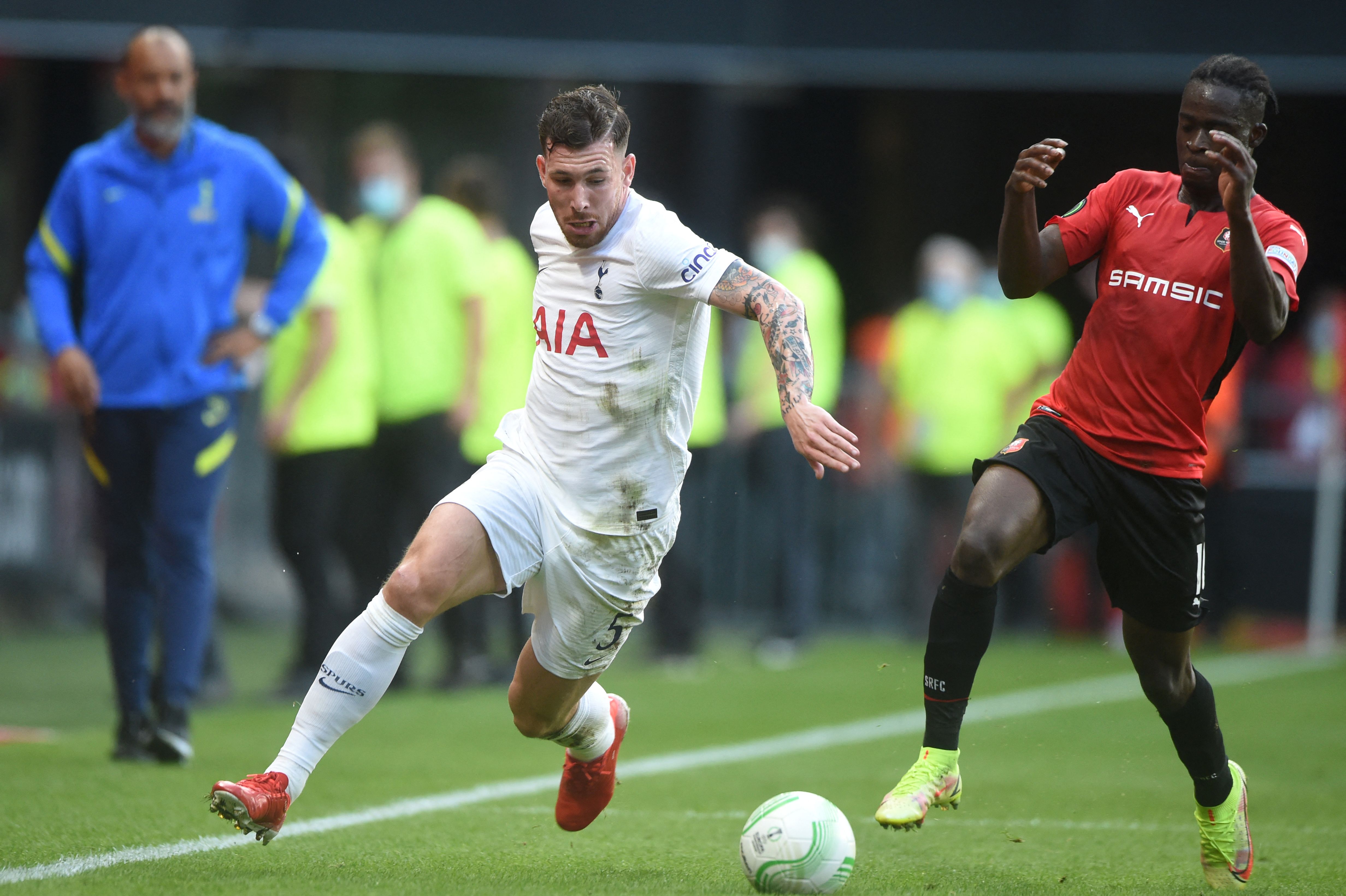 Gelandang Tottenham Hotspur Pierre-Emile Hojbjerg (kiri) mengejar bola dalam laga Liga Konferensi UEFA melawan Rennes.