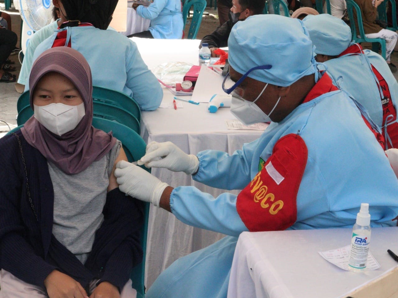 Kegiatan vaksinasi merdeka digelar Polres Kupang Kota di Masjid Raya Nurussaadah Kupang, Nusa Tenggara Timur, Selasa (7/9).