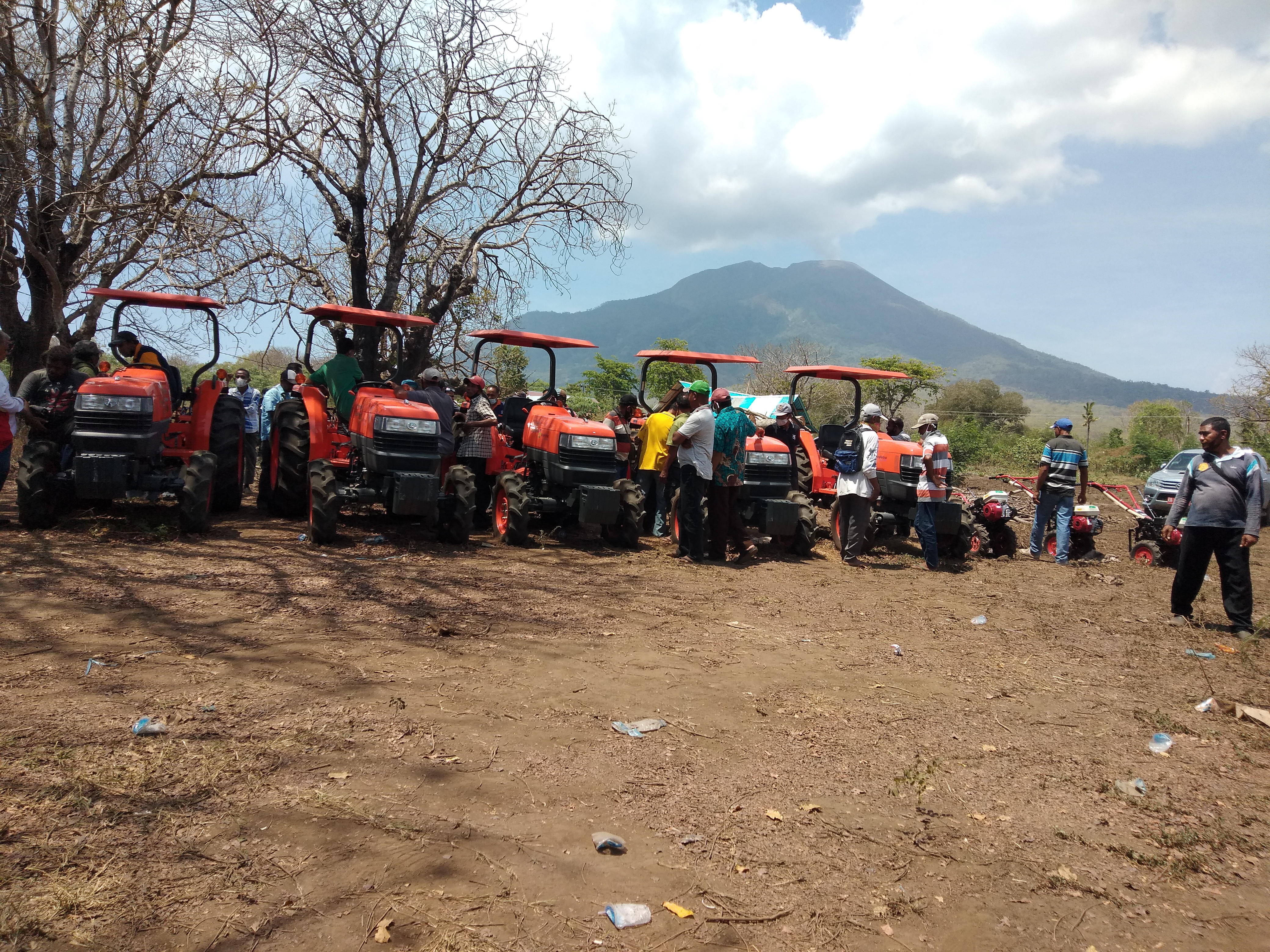 Petani Empat Desa di Lembata Terima Bantuan Alsintan dari Sulaiman  L Hamzah
