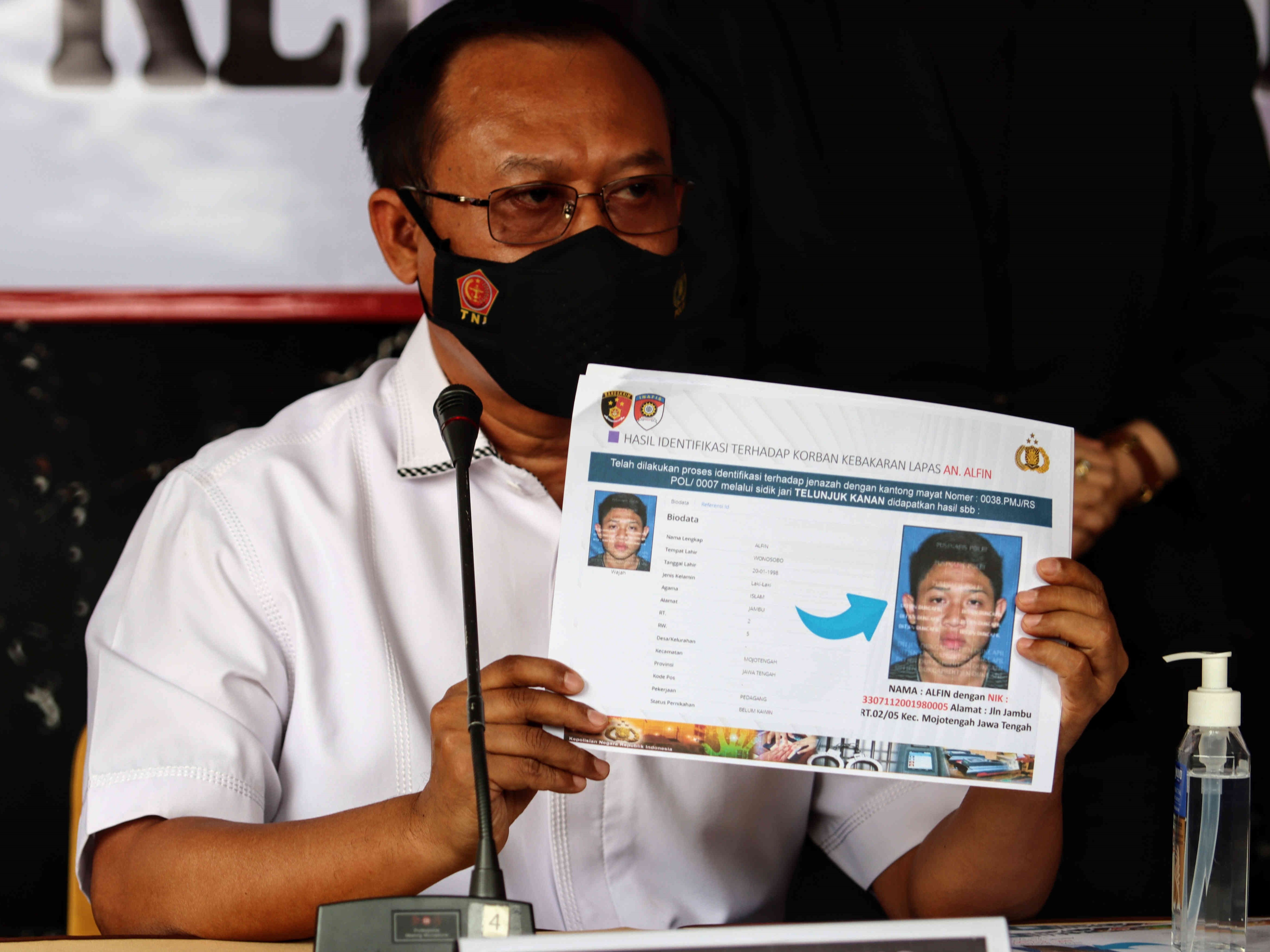 Kepala Pusat Inafis Polri Brigjen Mashudi menunjukkan data korban kebakaran LP Dewasa Kelas 1 Tangerang yang teridentifikasi.