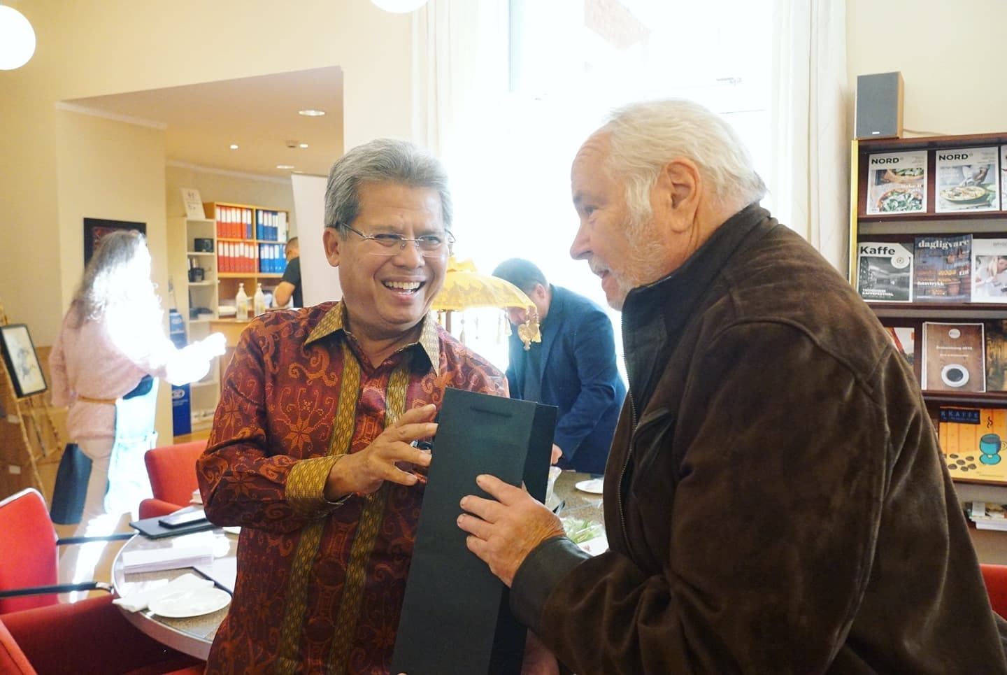 Duta Besar RI untuk Norwegia, Todung Mulya Lubis bersama salah satu pencicip kopi di Norwegia