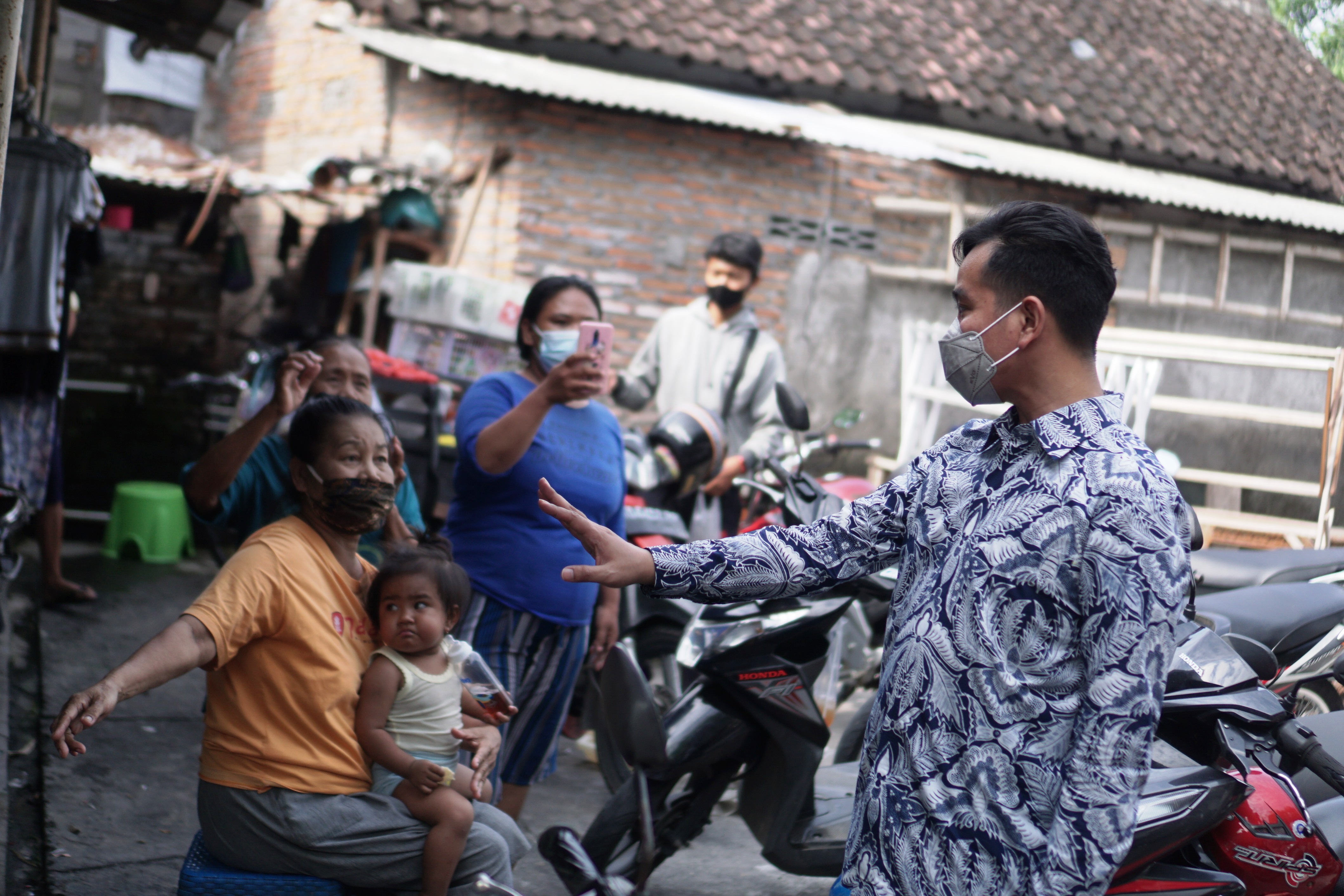 Gibran Wajibkan Restoran dan Kafe Gunakan Aplikasi PeduliLindungi