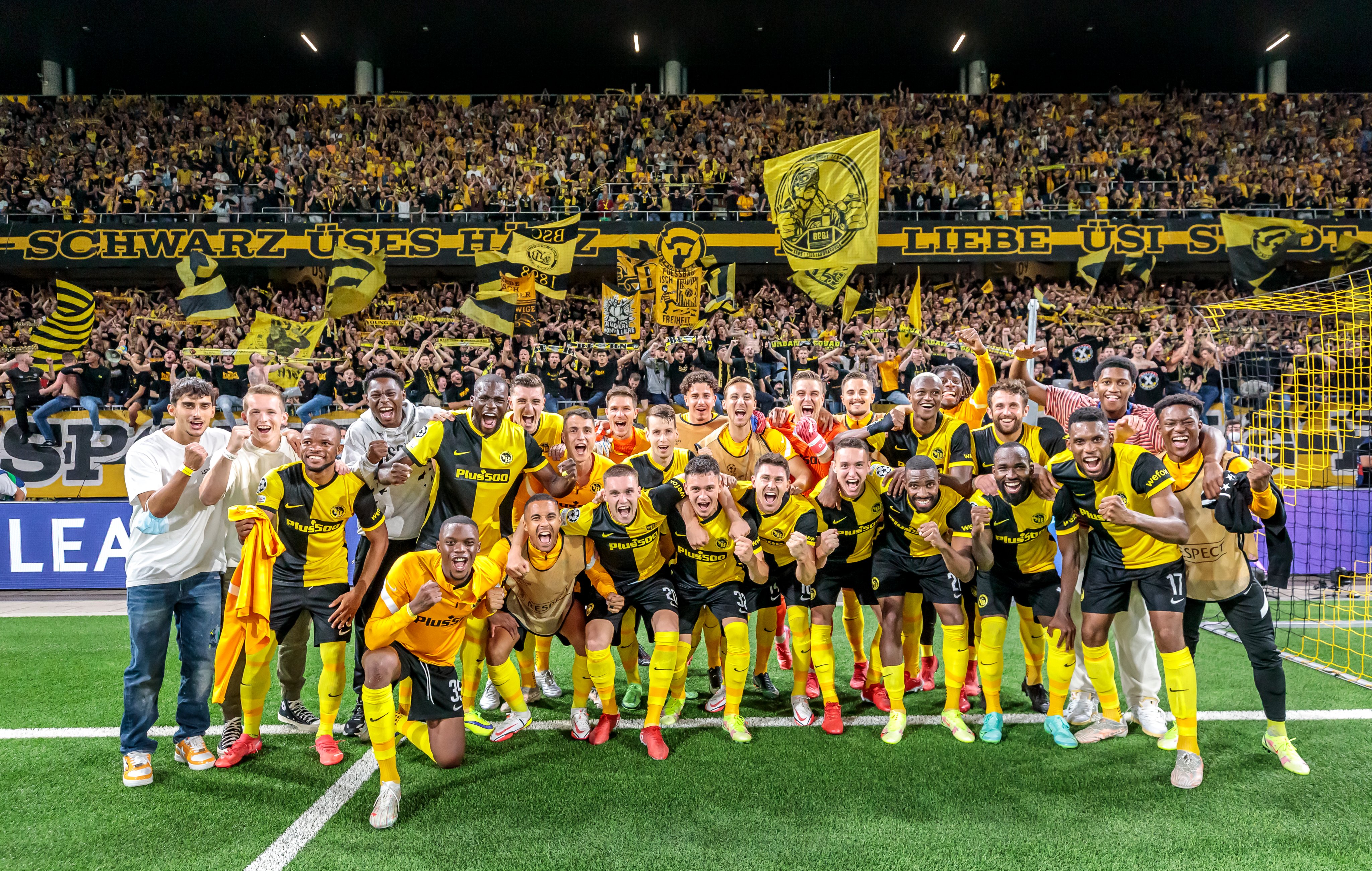 Para pemain Young Boys merayakan kemenangan mereka atas Manchester United di laga Liga Champions.