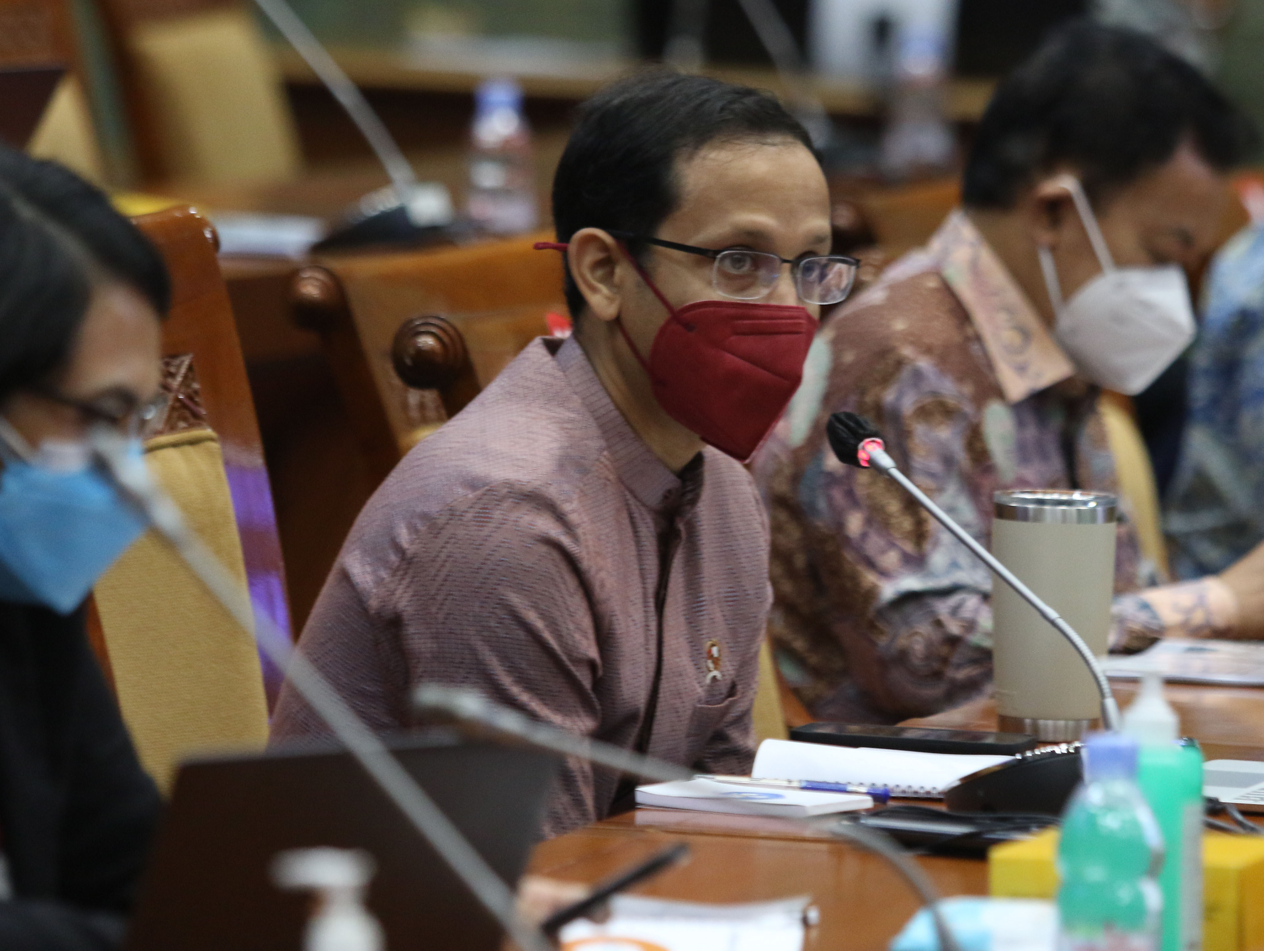RAPAT KERJA: Mendikbud-Ristek Nadiem Makarim saat mengikuti rapat kerja dengan Komisi X di Kompleks Parlemen, Senayan, Jakarta.