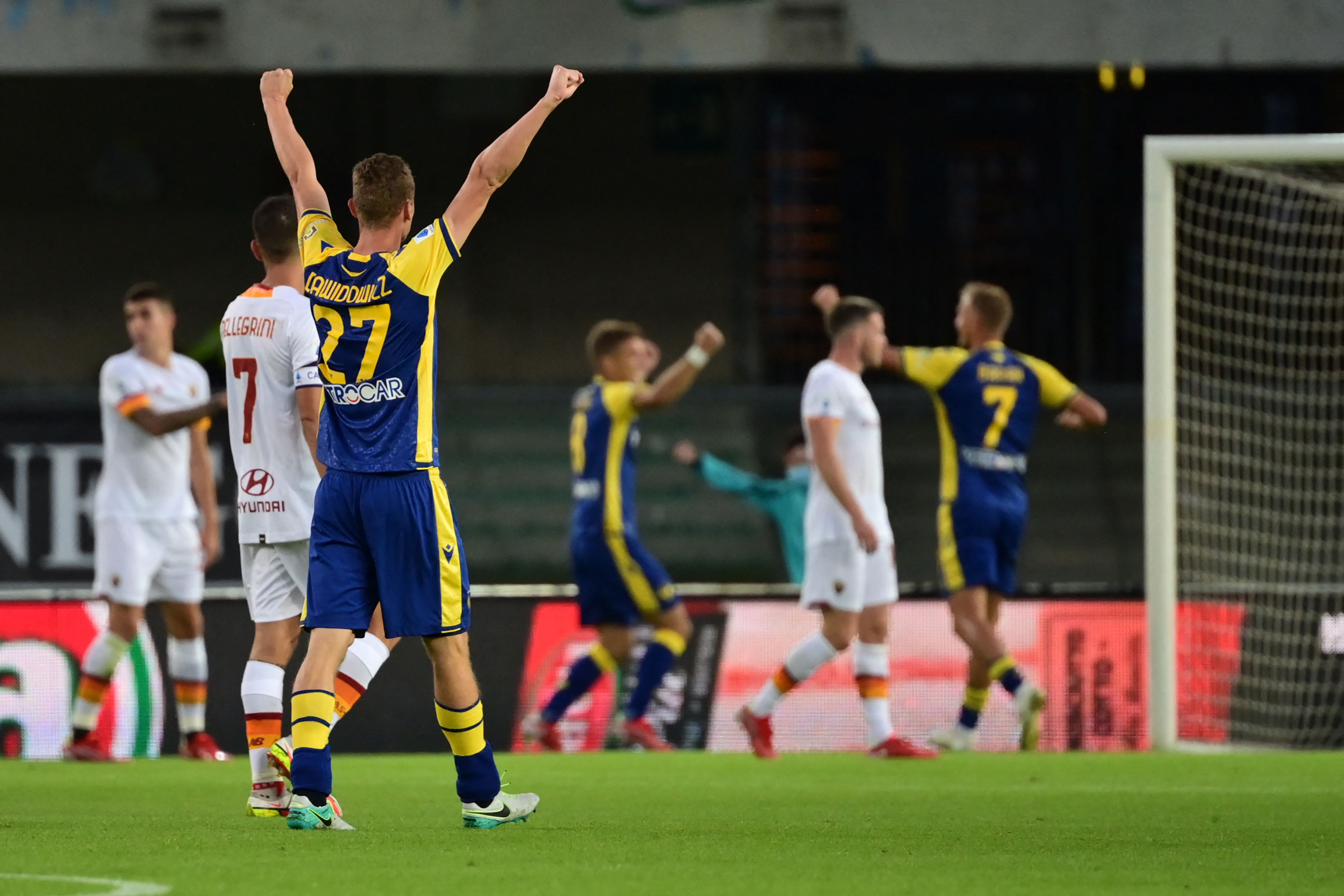 Para pemain Verona melakukan selebrasi usai mencetak gol ke gawang AS Roma di laga Serie A.