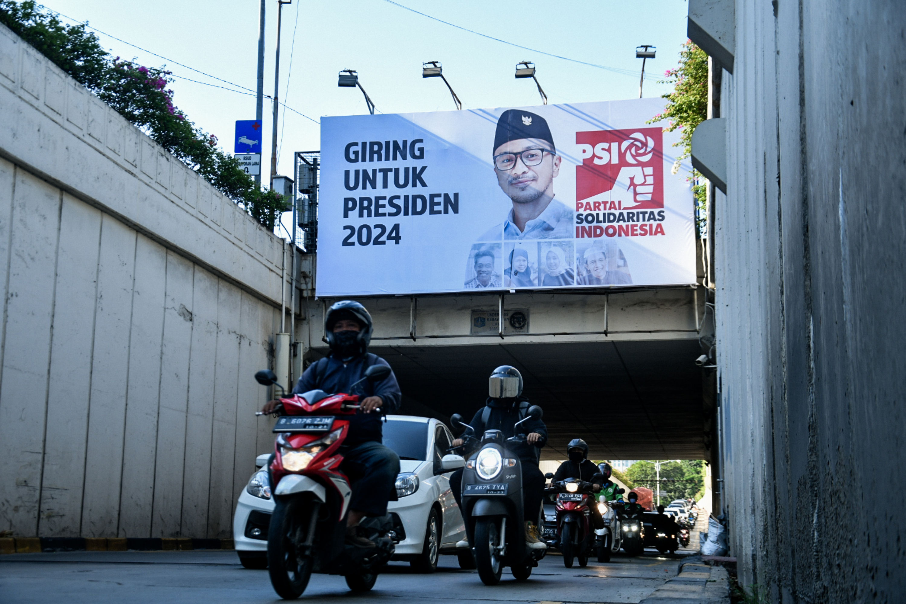 Kendaraan melintas di bawah sepanduk Giring Untuk Presiden 2024 di Underpass Gandaria, Kebayoran Baru, Jakarta Selatan.