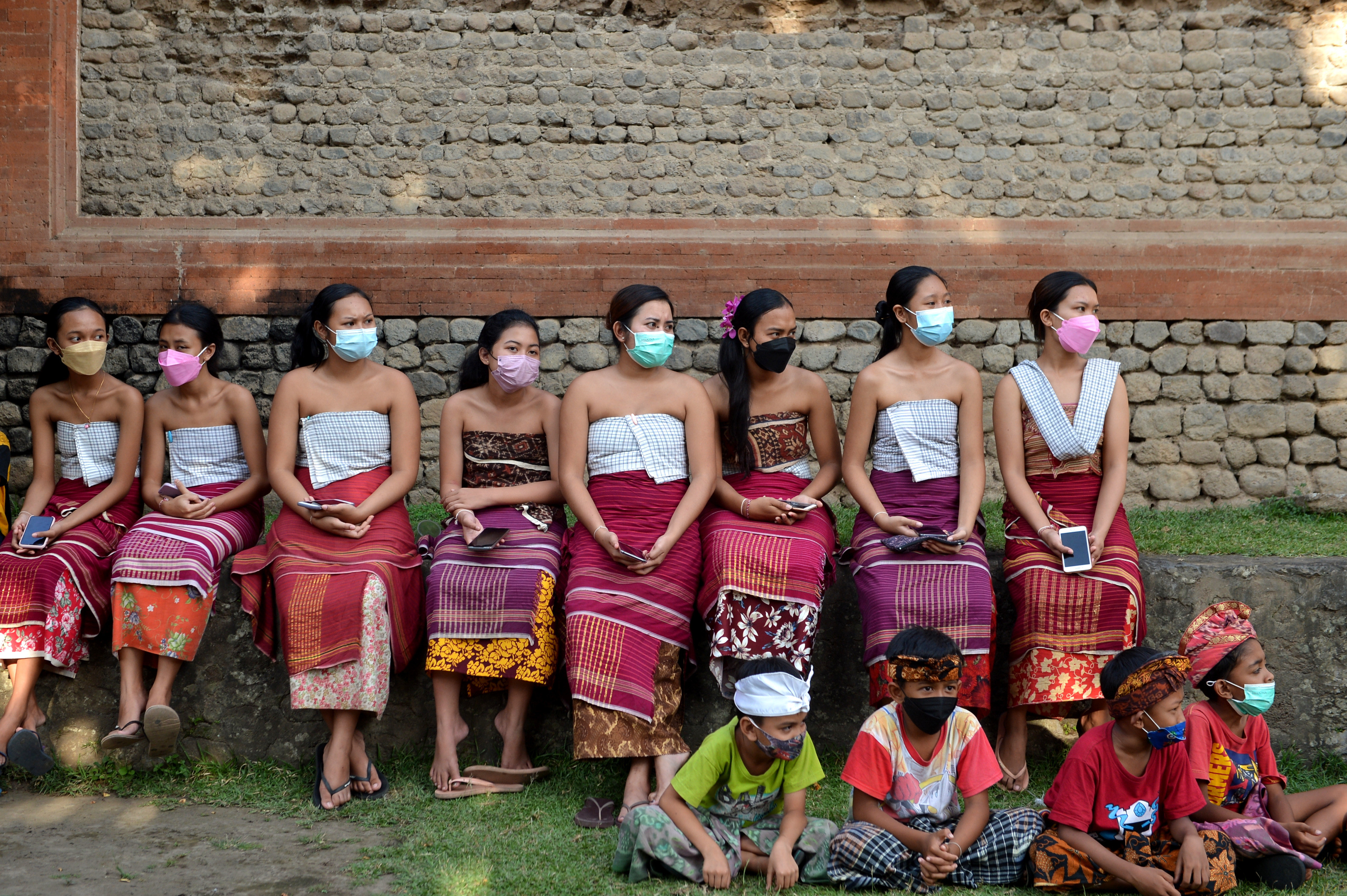 Warga mengenakan busana adat di Desa Wisata Tenganan Pegringsingan, Karangasem, Bali.