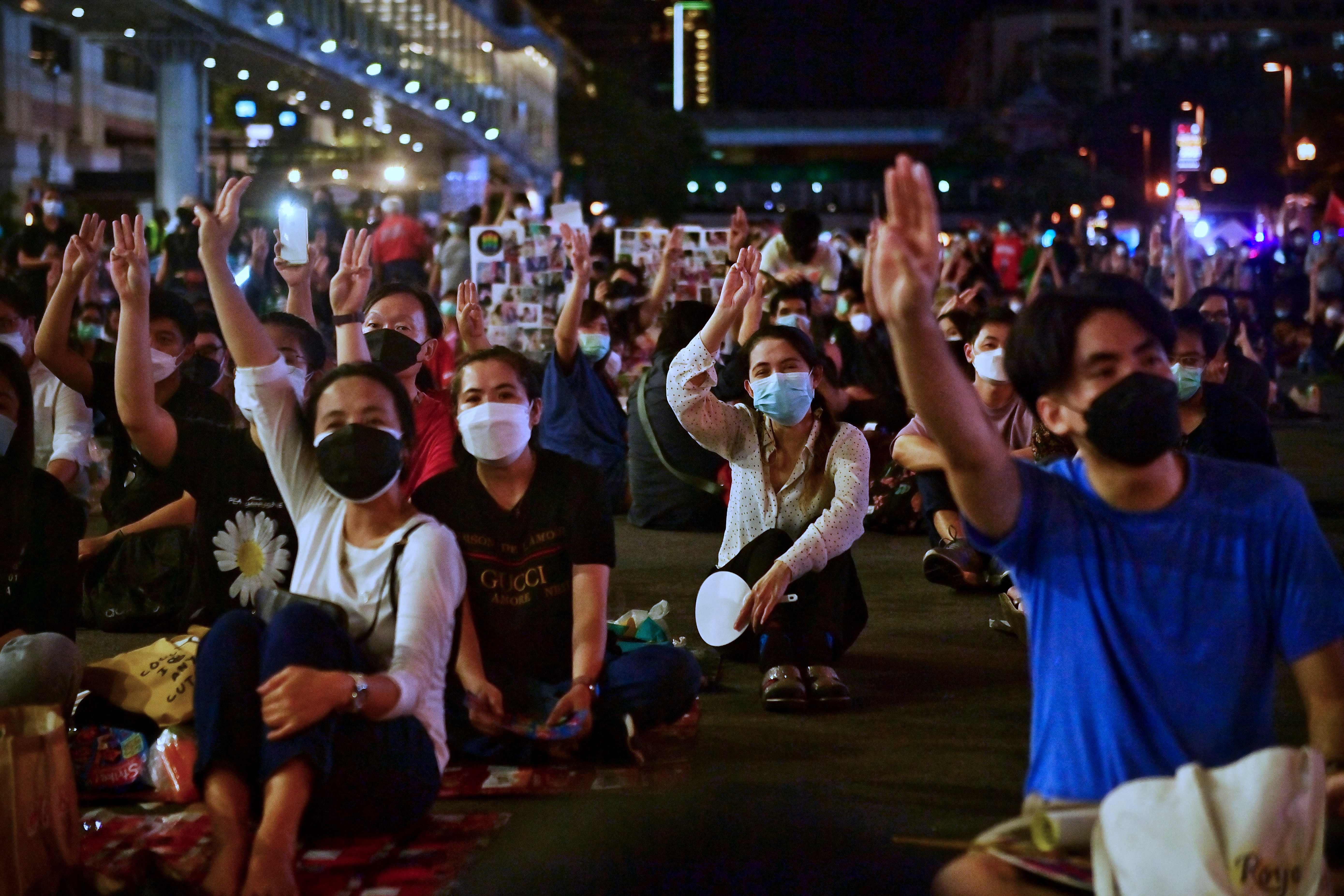 Demonstran yang menuntut Perdana Menteri Thailand Prayuth Chan-ocha untuk mundur