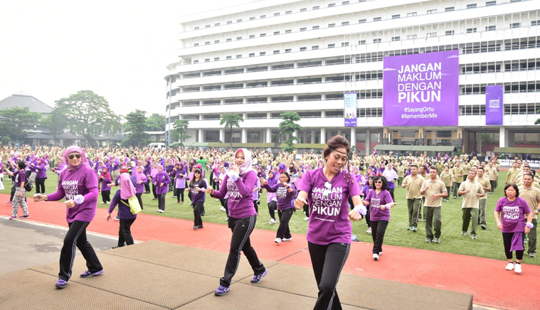 SENAM POCO-POCO: Para manula dan personel TNI-AD melakukan senam Poco-Poco Ceria untuk menurunkan potensi demensia dan alzheimer di lapangan