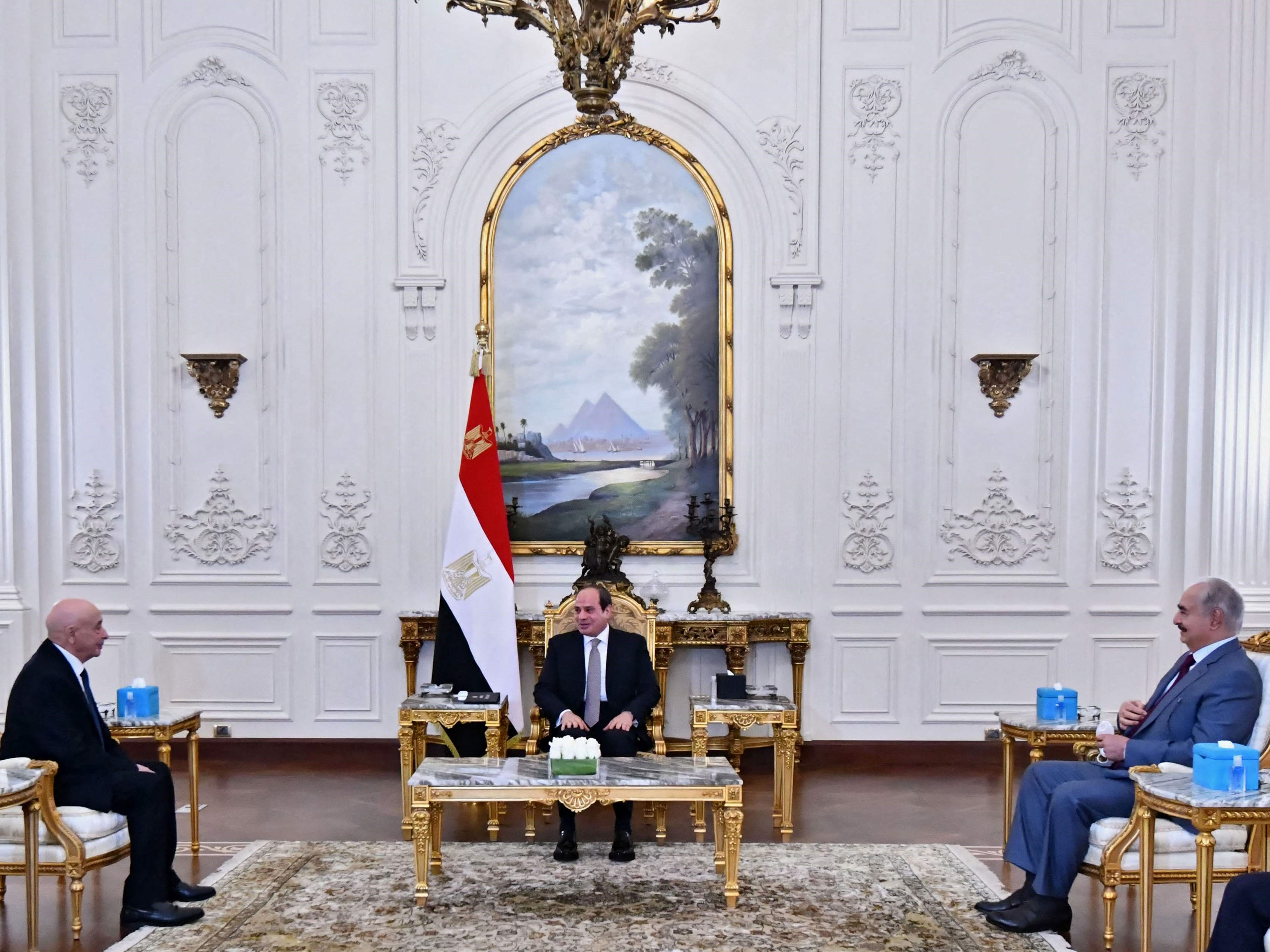 Presiden Mesir Abdel Fattah al-Sisi (tengah) bertemu dengan orang kuat militer Libya Khalifa Haftar (kanan), Selasa (14/9)..