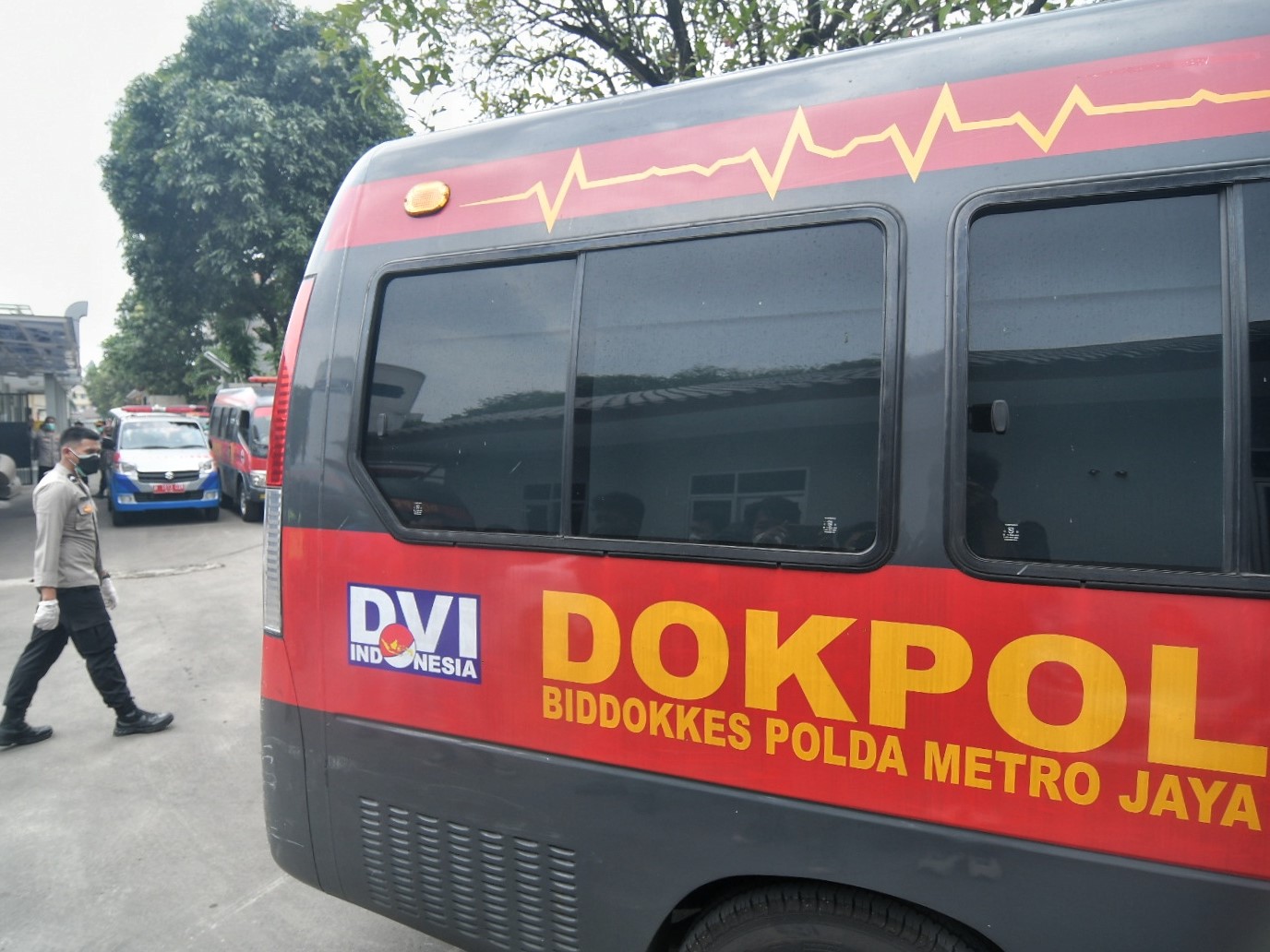 Anggota polisi saat berjaga di RSUD Kabupaten Tangerang, Banten, Rabu (8/9).