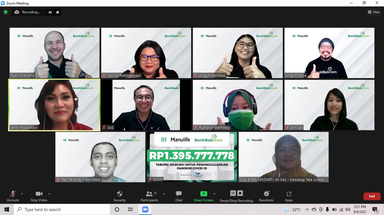 Direksi Manulife Indonesia dan BenihBaik, saat penyerahan donasi 500 tabung oksigen