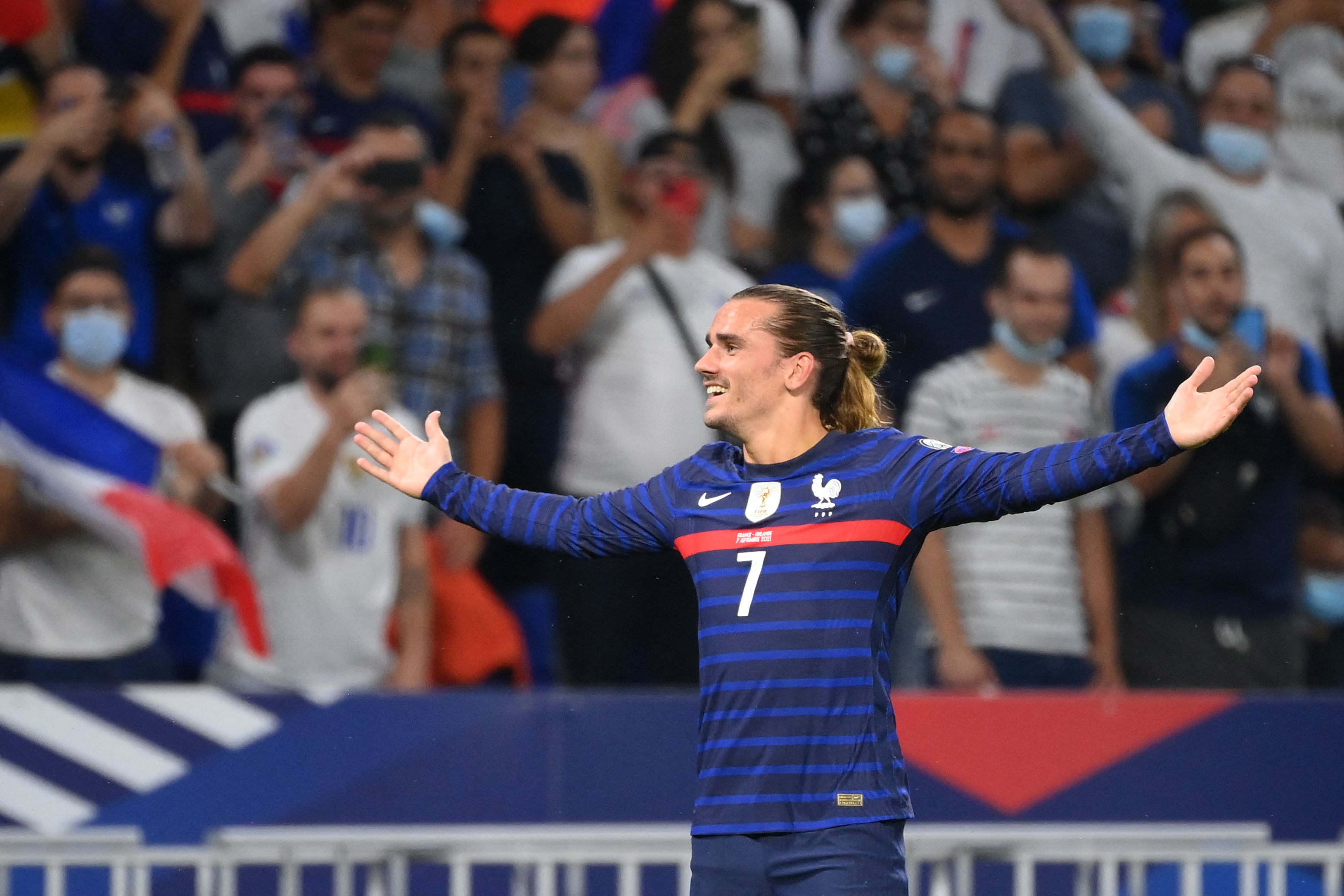 Penyerang timnas Prancis Antoine Griezmann melakukan selebrasi usai mencetak gol ke gawang Finlandia di laga kualifikasi Piala Dunia.