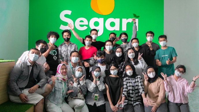Tim startup Segari yang bergerak dalam jual beli makanan segar berpose bersama.