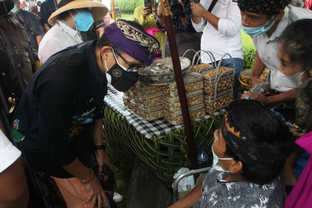 Sandiaga Beri Pekerjaan untuk Pengrajin Disabilitas dengan Pesan 100 Bokor 